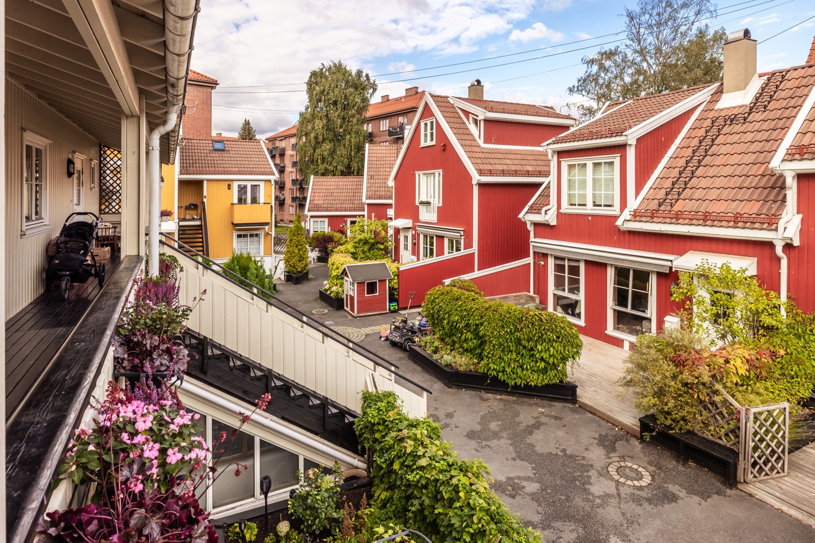 Her får du et idyllisk utsyn over det trivelige gårdstunet, som gir en landlig og fredelig stemning i byen.. Galleribilde
