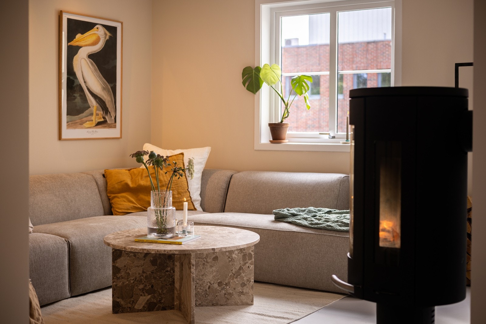 På kalde dager sørger en rentbrennende peisovn (installert i 2014) for både varme og den ekstra hyggelige stemningen som bare levende ild kan gi. Galleribilde