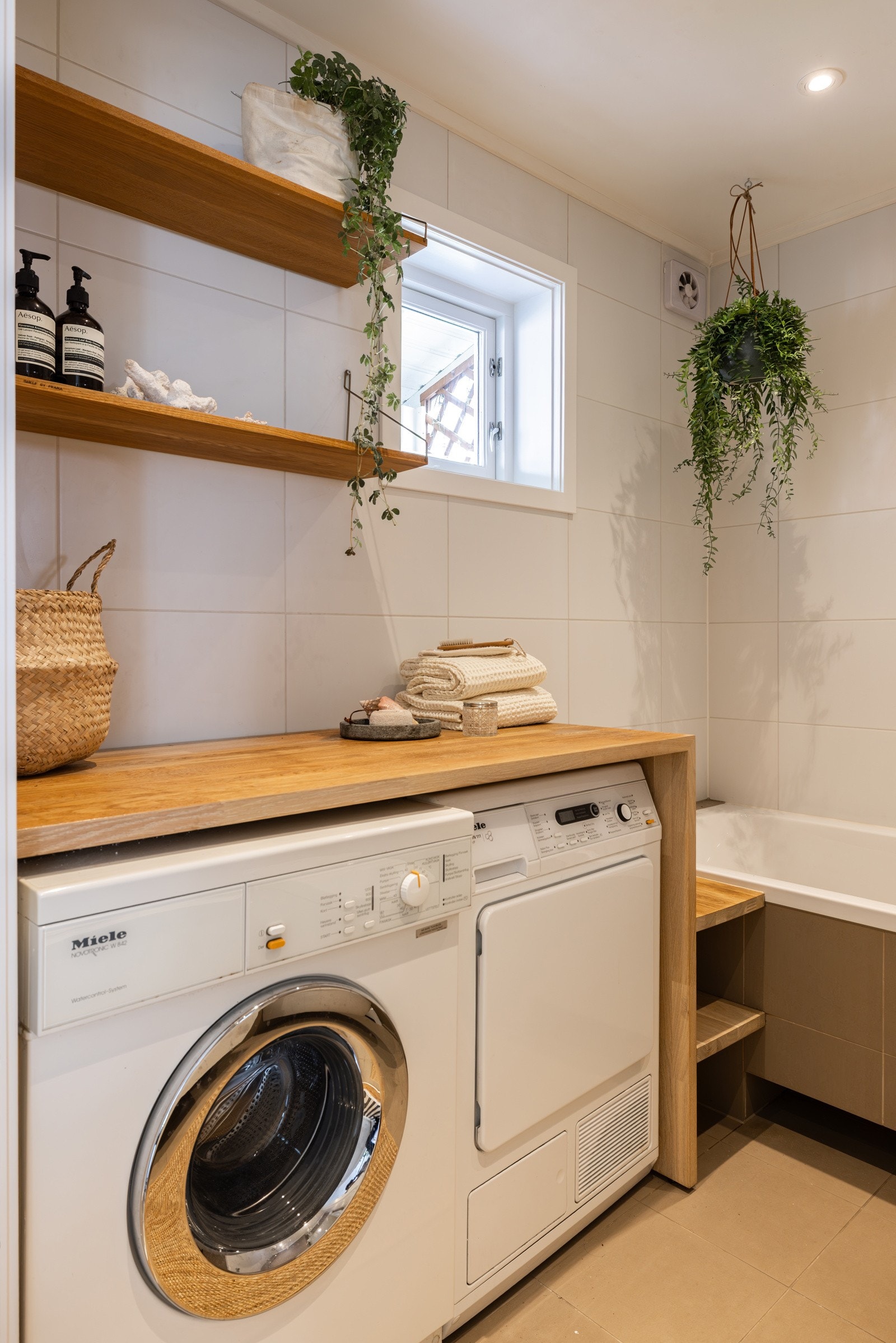 Pent og praktisk flislagt baderom, totalrehabilitert i 2014. Rommet fremstår som lyst og pent, med en tidløs kombinasjon av mørke og lyse fliser. Galleribilde