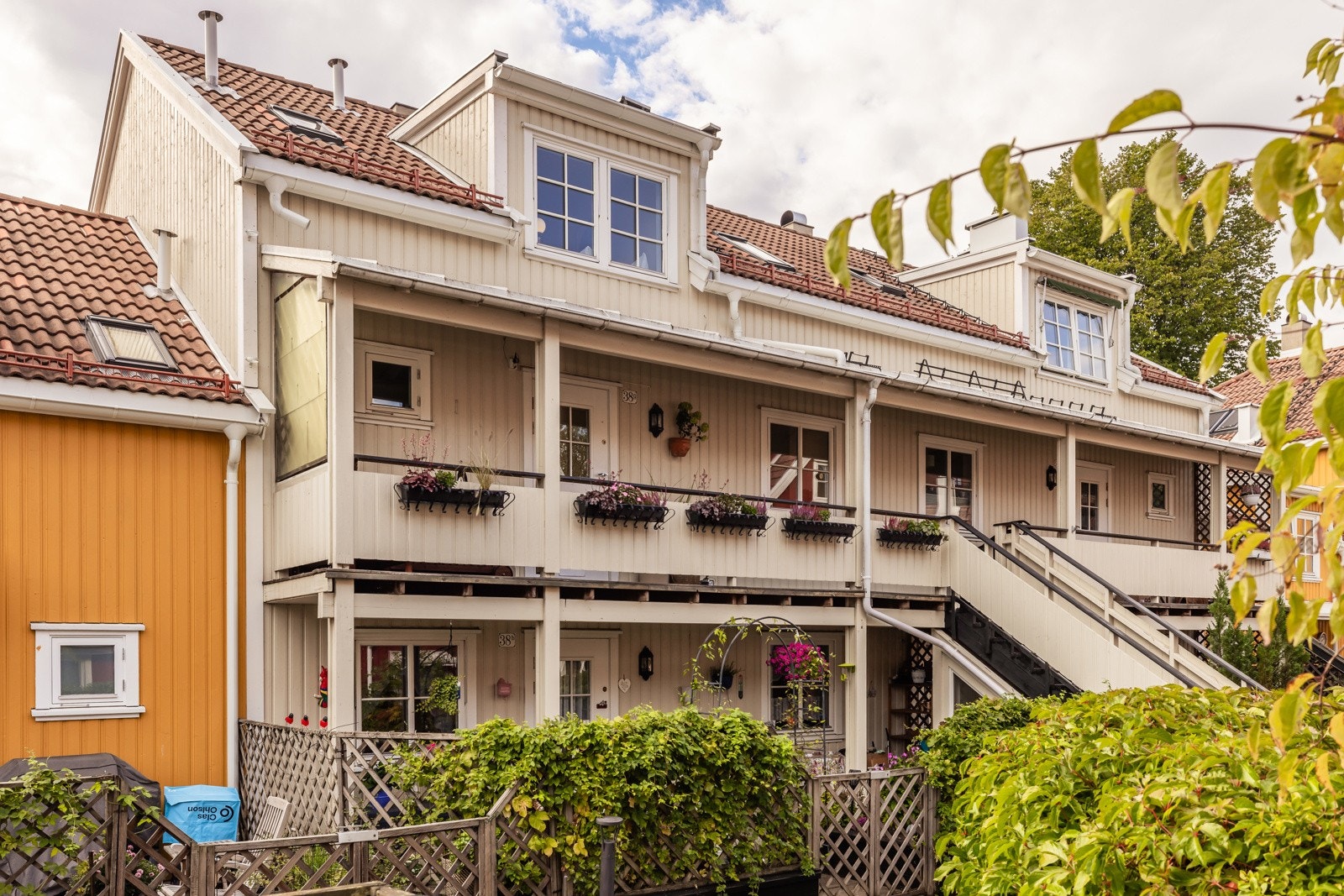 Sameiet består av idyllisk trehusbebyggelse med et sosialt og barnevennlig miljø. Galleribilde