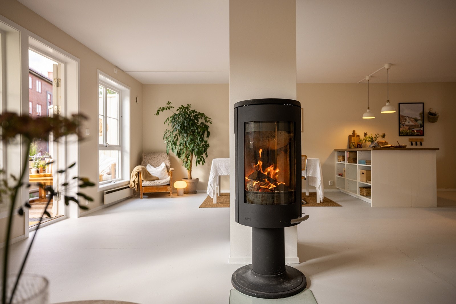 Stuen er boligens naturlige samlingspunkt - et åpent, luftig og sosialt rom. Galleribilde