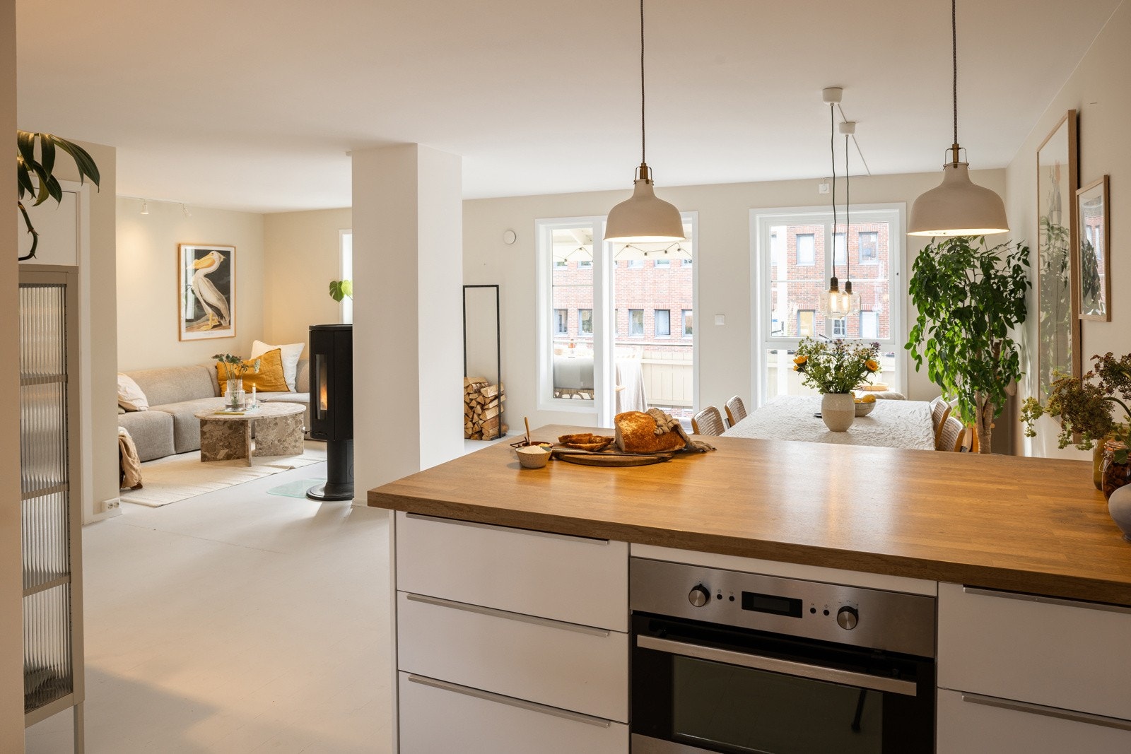 Kjøkkenøya er utstyrt med mikrobølgeovn og ekstra skapplass. Galleribilde