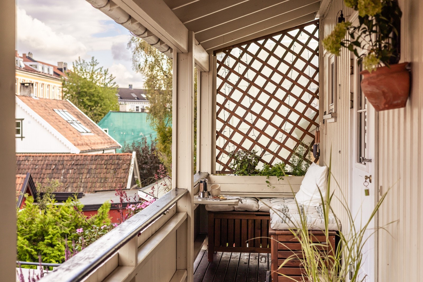 Når du kommer opp trappen til 2. etasje, møtes du av en svalgang som gir en lun og hyggelig velkomst. Galleribilde