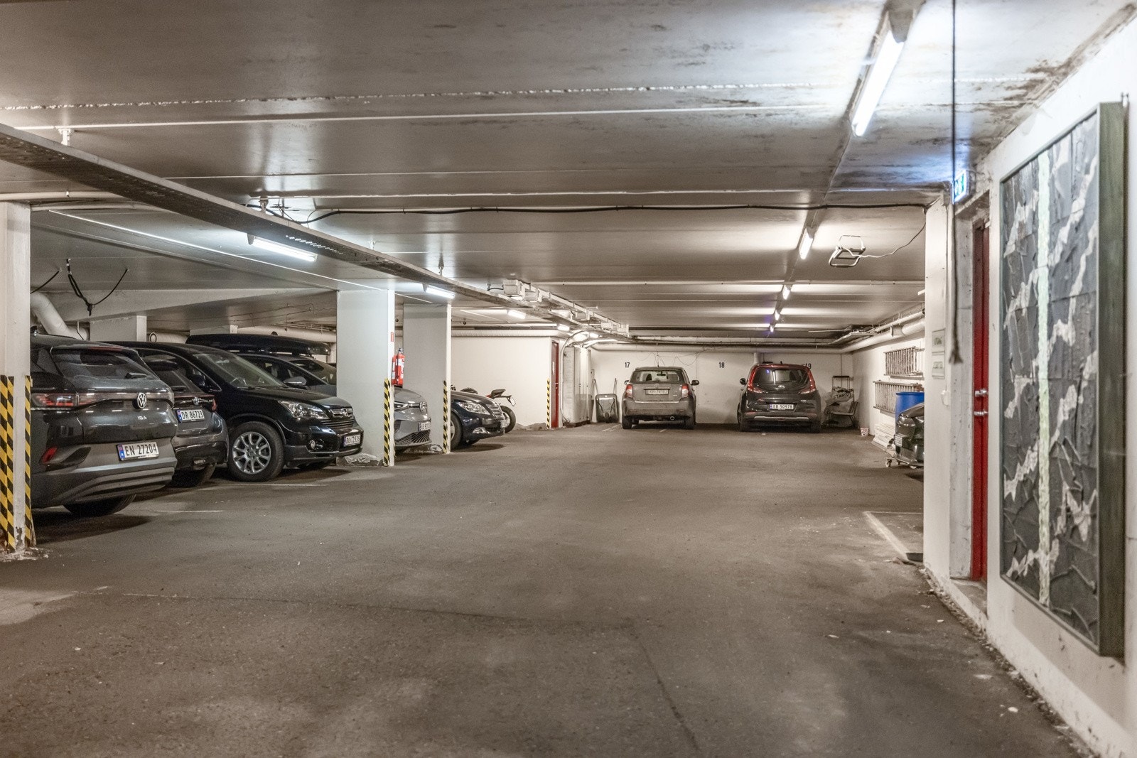 Selger eier en garasjeplass i felles garasjeanlegg med opplegg til elbil-lader. Garasjeplassen kan kjøpes separat for kr. 650 000,-. Galleribilde