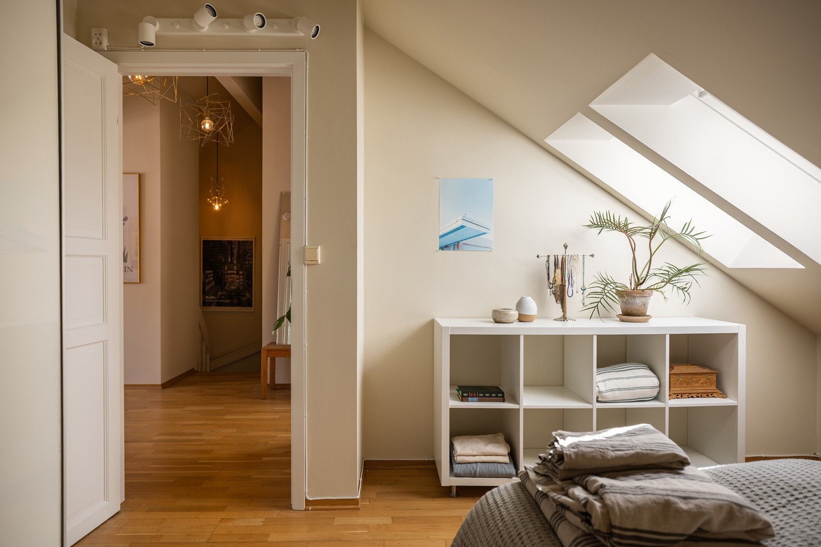 Alle soverommene har stilige takvinduer som slipper inn rikelig med naturlig lys og gir en luftig og åpen følelse. Galleribilde