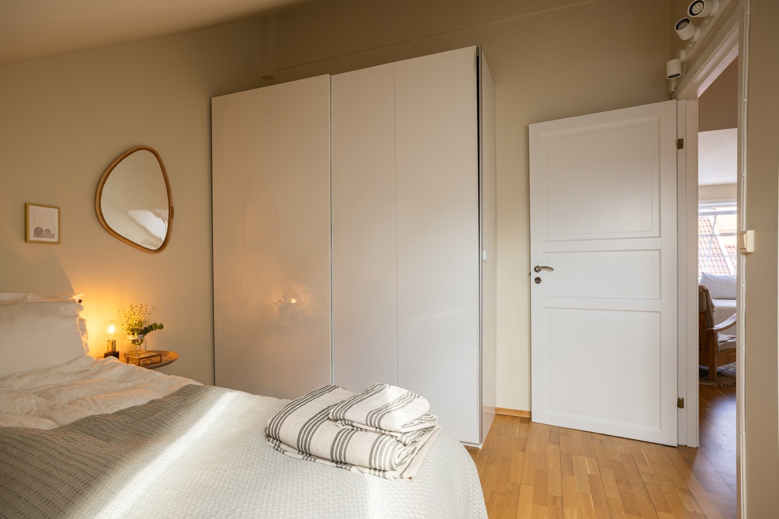 Her får du rom med plass til både seng, skrivebord og ekstra oppbevaring som kommode, i tillegg til praktiske, garderobeskap for god lagringsplass. Galleribilde