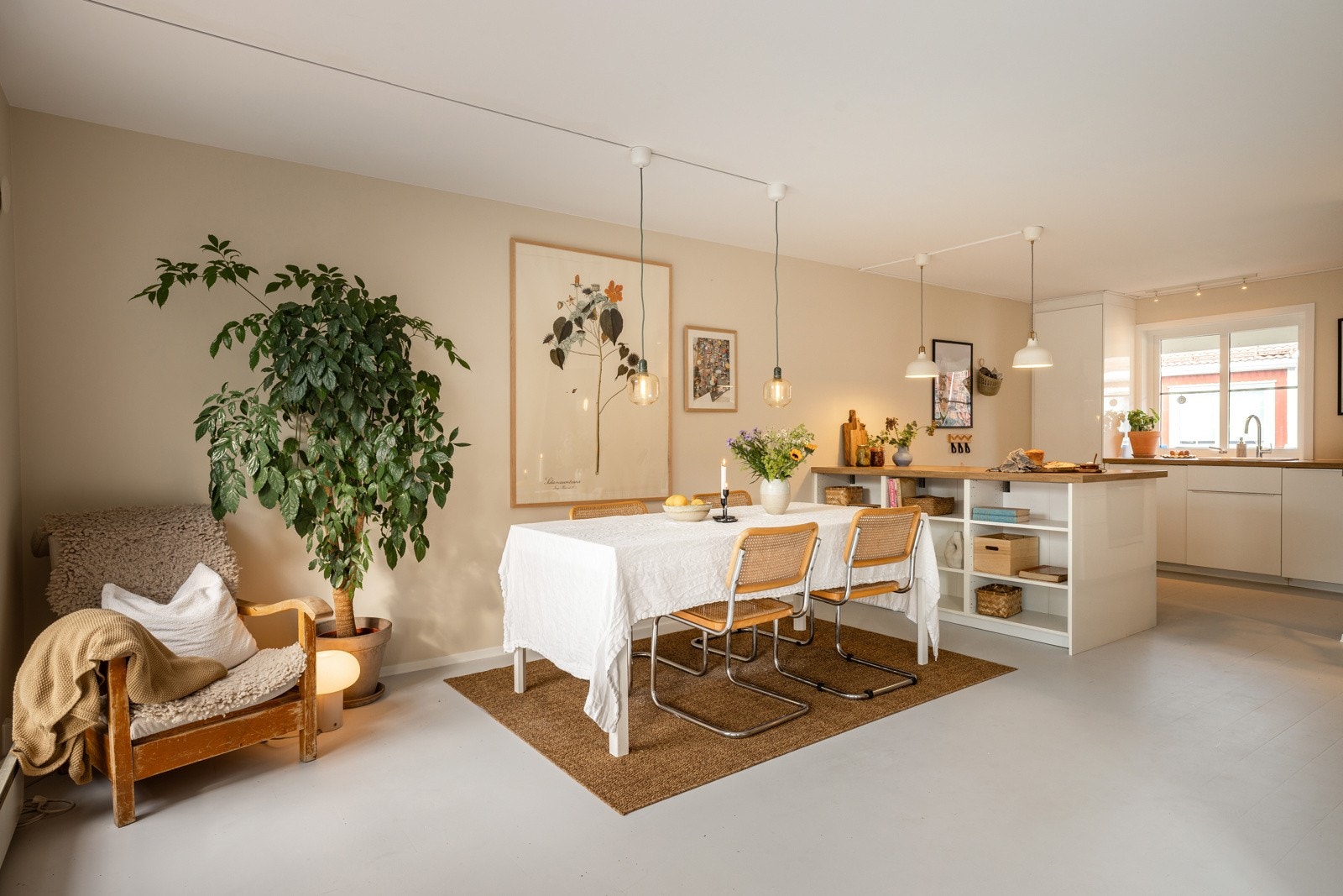 Kjøkkenet ligger i åpen løsning i forbindelse med stuen. Galleribilde