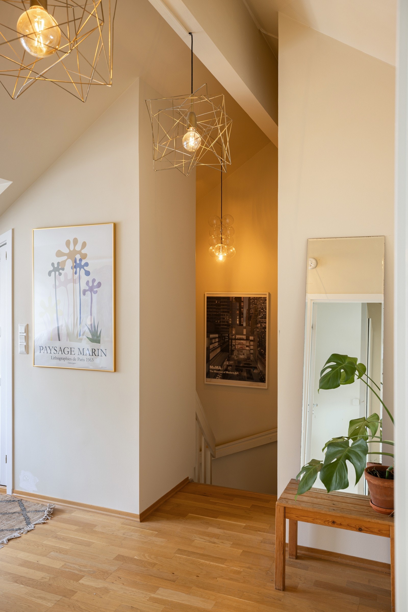 Sjarmerende og lys loftsetasje som inviterer til både avslapning og kreativitet. Grunnet skråtaket har denne etasjen et målverdig areal på ca. 45m², men gulvarealet er ca. 60m². Galleribilde