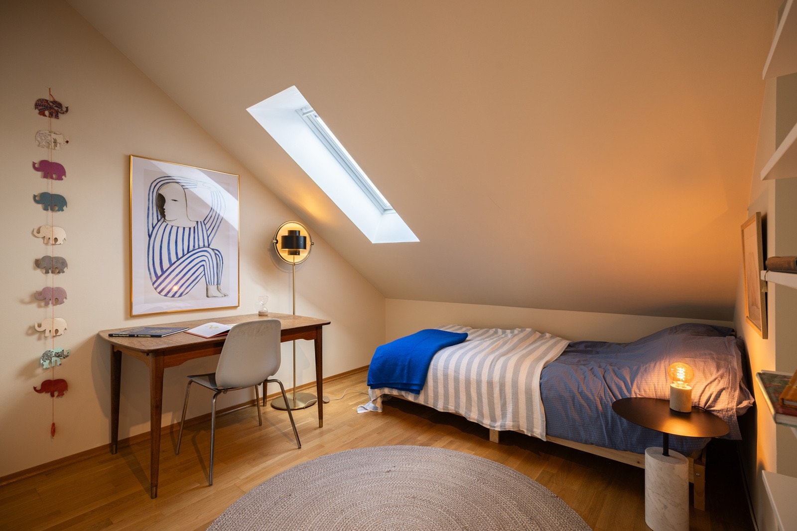 I boligens sjarmerende loftsetasje venter tre lyse, innbydende og svært funksjonelle soverom - perfekte for både små og store familiemedlemmer, gjester eller hjemmekontor. Galleribilde