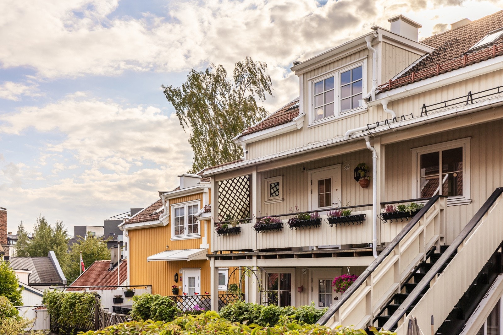Velkommen til Sandakerveien 38G! En sjelden perle midt på Torshov! I et trygt, bilfritt og inngjerdet gårdstun ligger denne fine boligen over to plan. Galleribilde