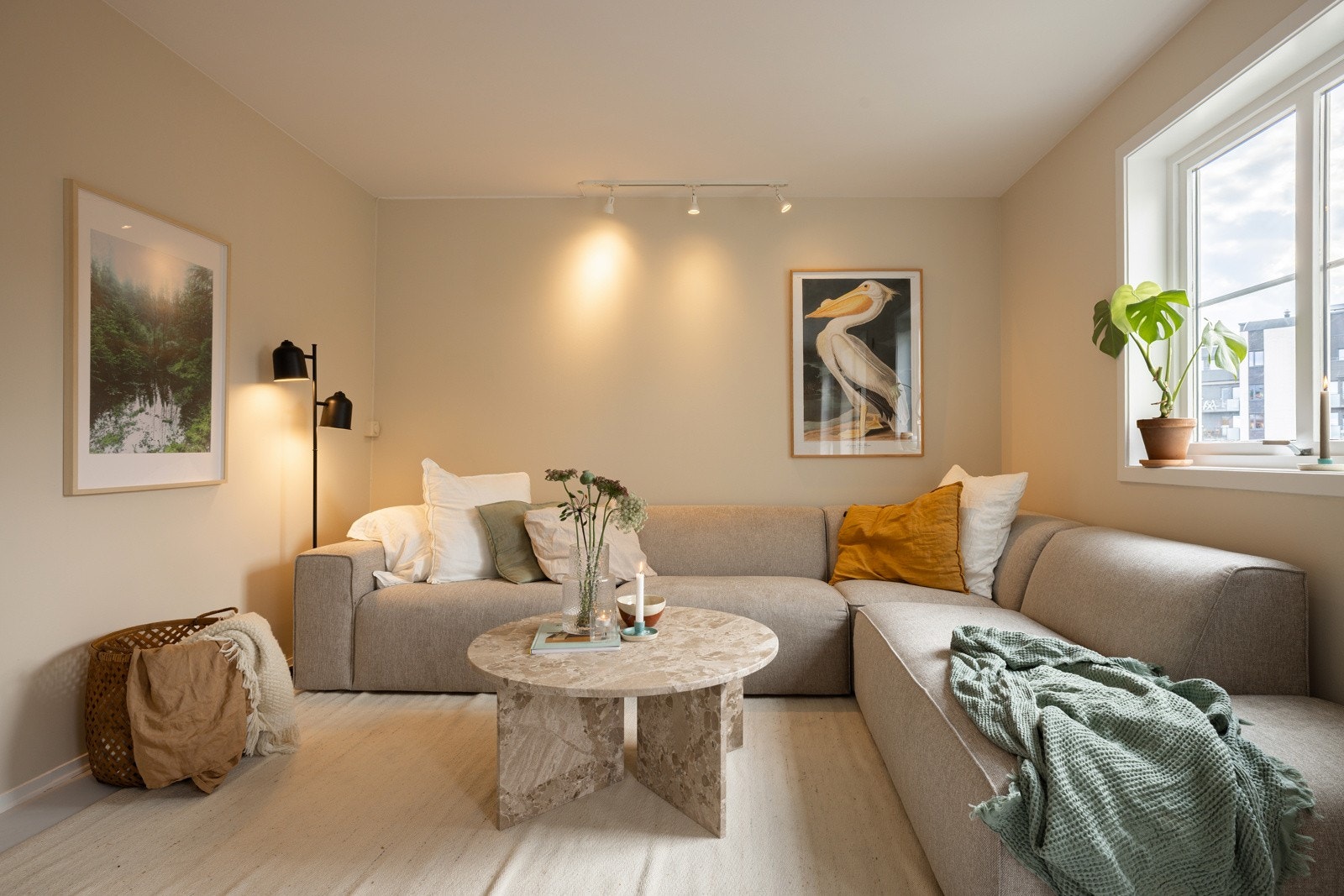 Stuen er romslig med god plass til både TV og lydanlegg (grunnpakke kabel-TV og internett fra Telia er inkludert i felleskostnadene). Galleribilde