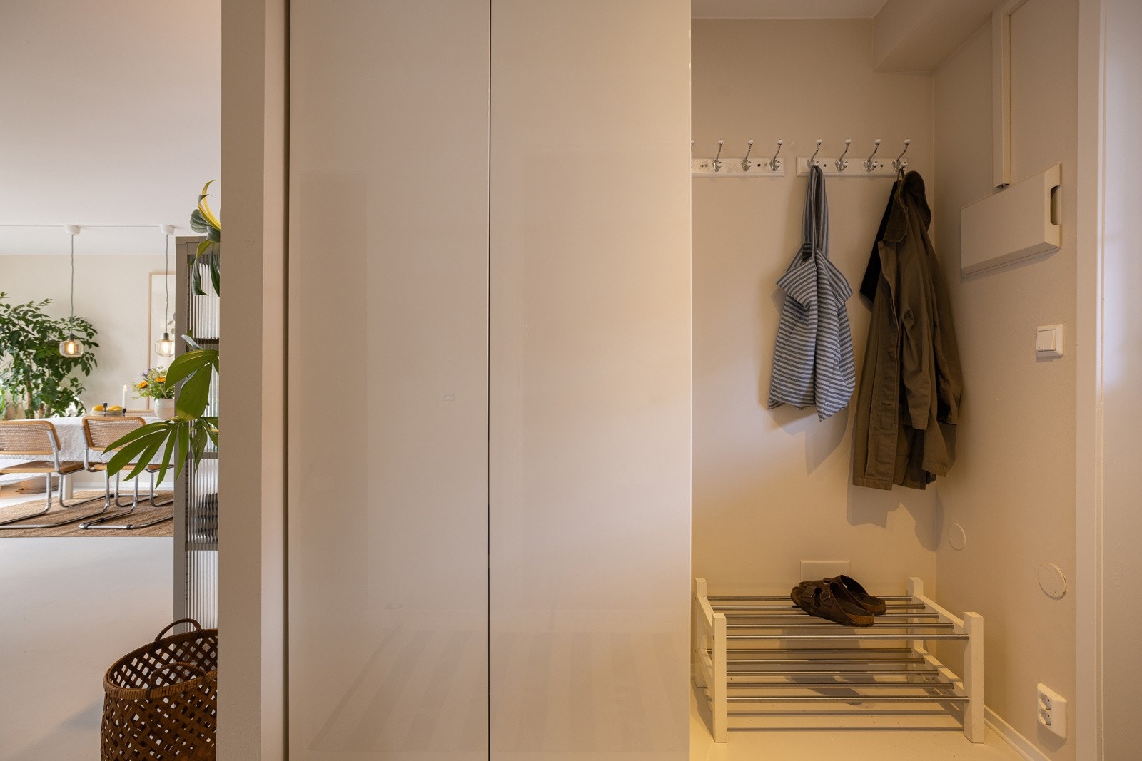 Allerede i entréen, får du en god følelse for boligen - rommet gir et innbydende førsteinntrykk. Galleribilde