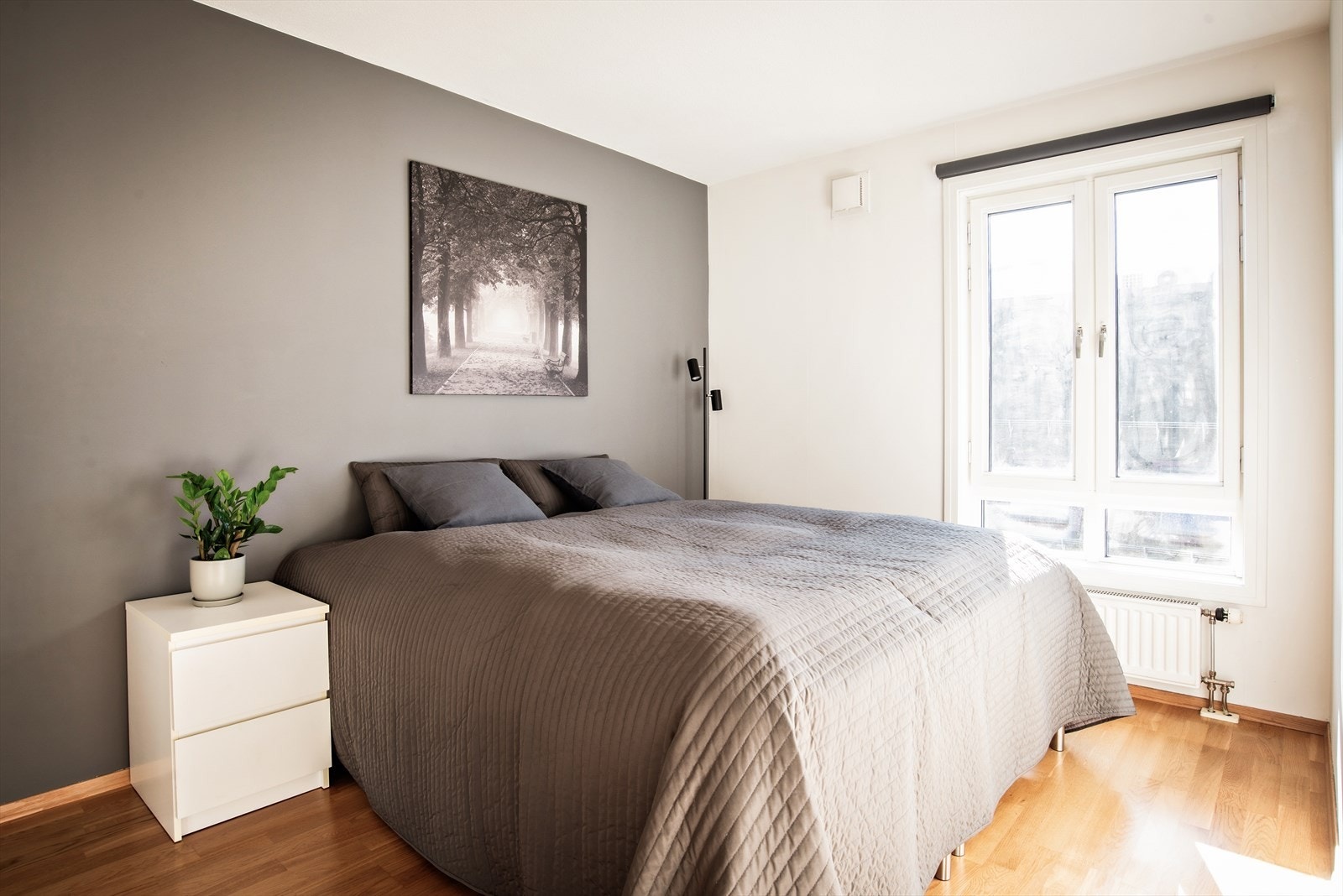 Leiligheten har et romslig soverom. Rommet varmes opp med radiator tilknyttet vannbåren varme. Galleribilde