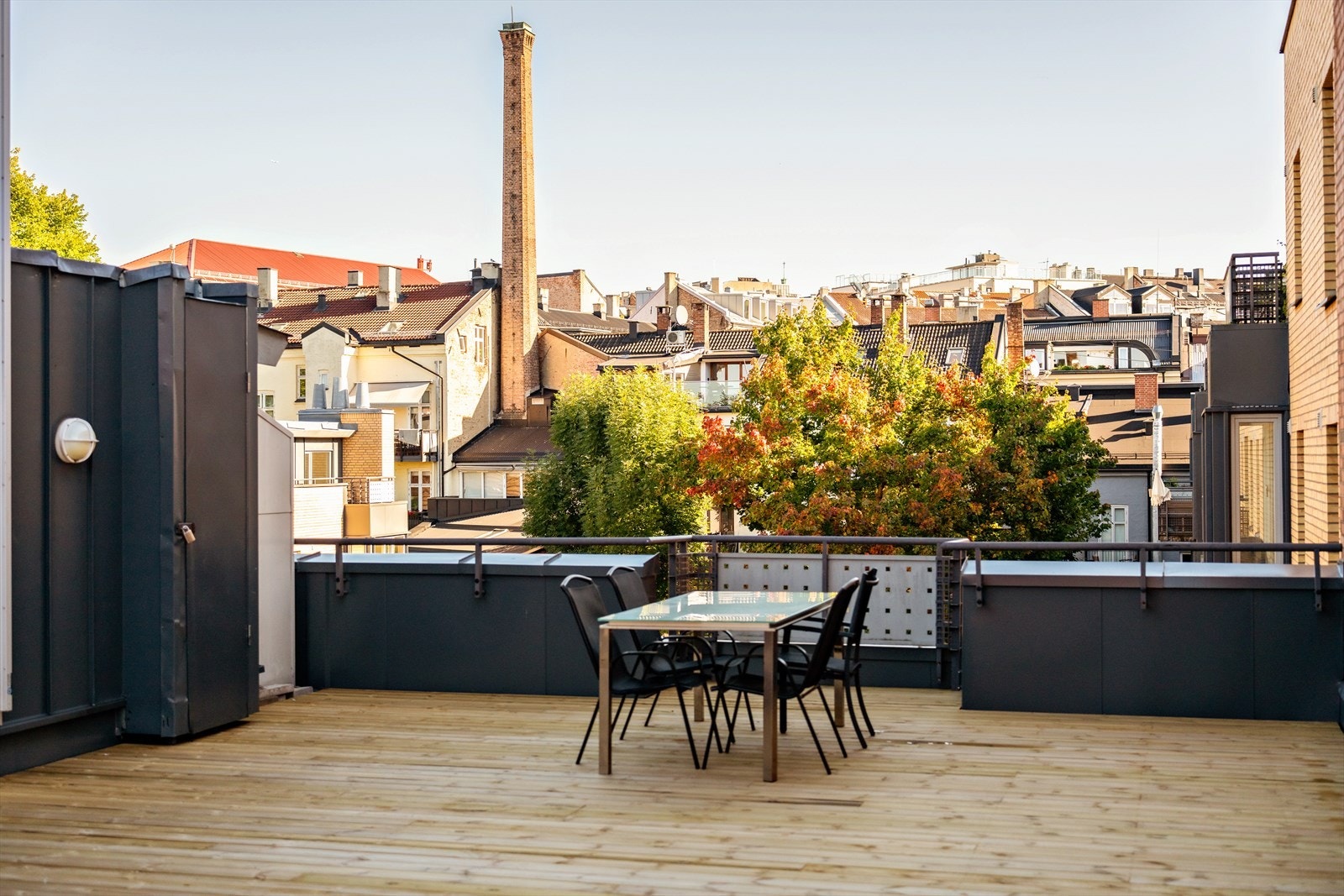 Sameiets beboere har tilgang til en romslig felles takterrasse som byr på gode solforhold og flott utsikt over nærområdet. Galleribilde