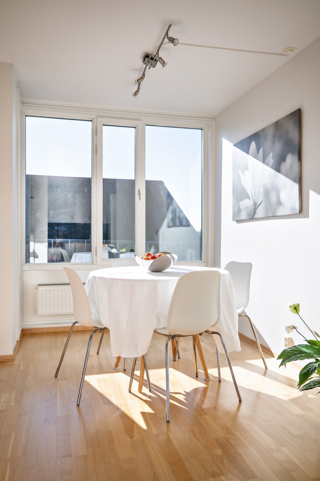 Leiligheten varmes opp ved bruk av vannbåren varme til radiatorer som er tilkoblet felles anlegg i bygget. Det er radiatorer i stue, kjøkken, bad og på soverommet. Galleribilde