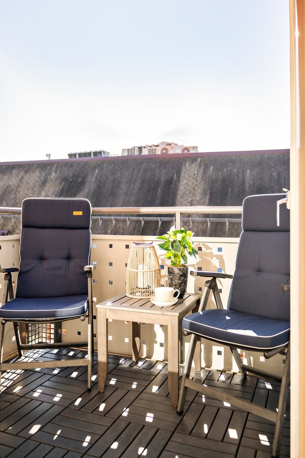 Selger forteller at du har solen på balkongen fra tidlig om morgenen til rundt kl 18 midtsommers. Galleribilde