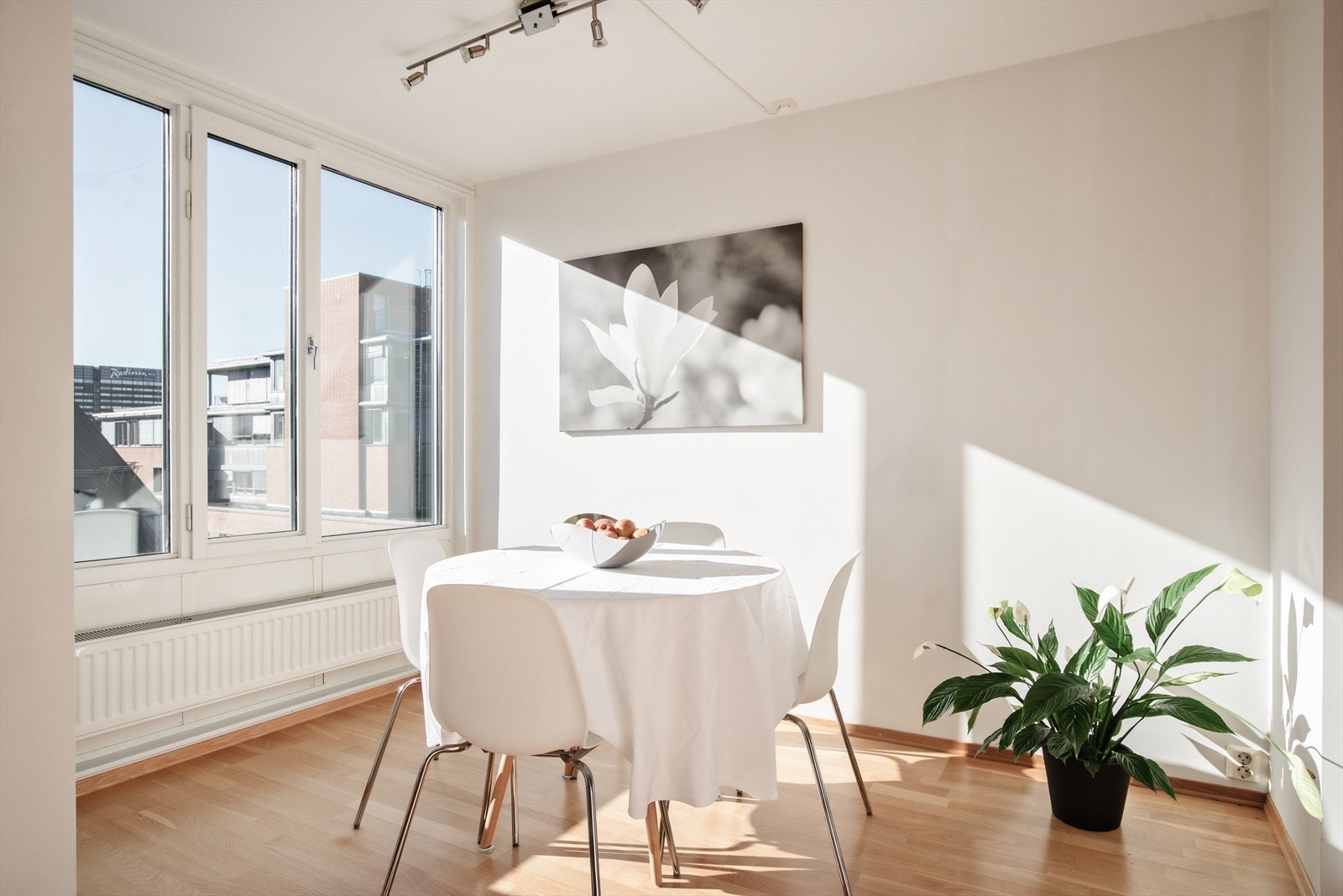 Med beliggenhet i 6. etasje og store vindusflater oppleves leiligheten meget lys. Galleribilde