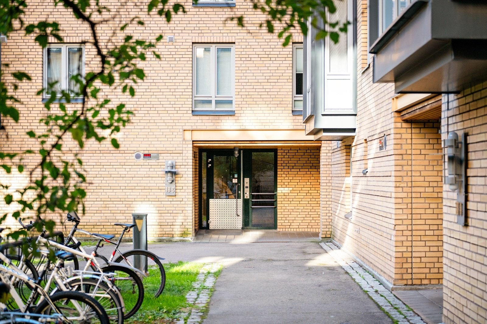 Bygget er fra 1997 og har heis. Galleribilde
