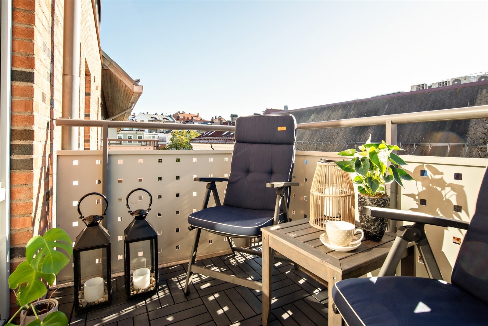 Lys 2-roms i 6.etg m/heis, store vinduer og sydvendt balkong. Fyring, varmtvann og tv/internett inkl. Felles takterrasse. Galleribilde