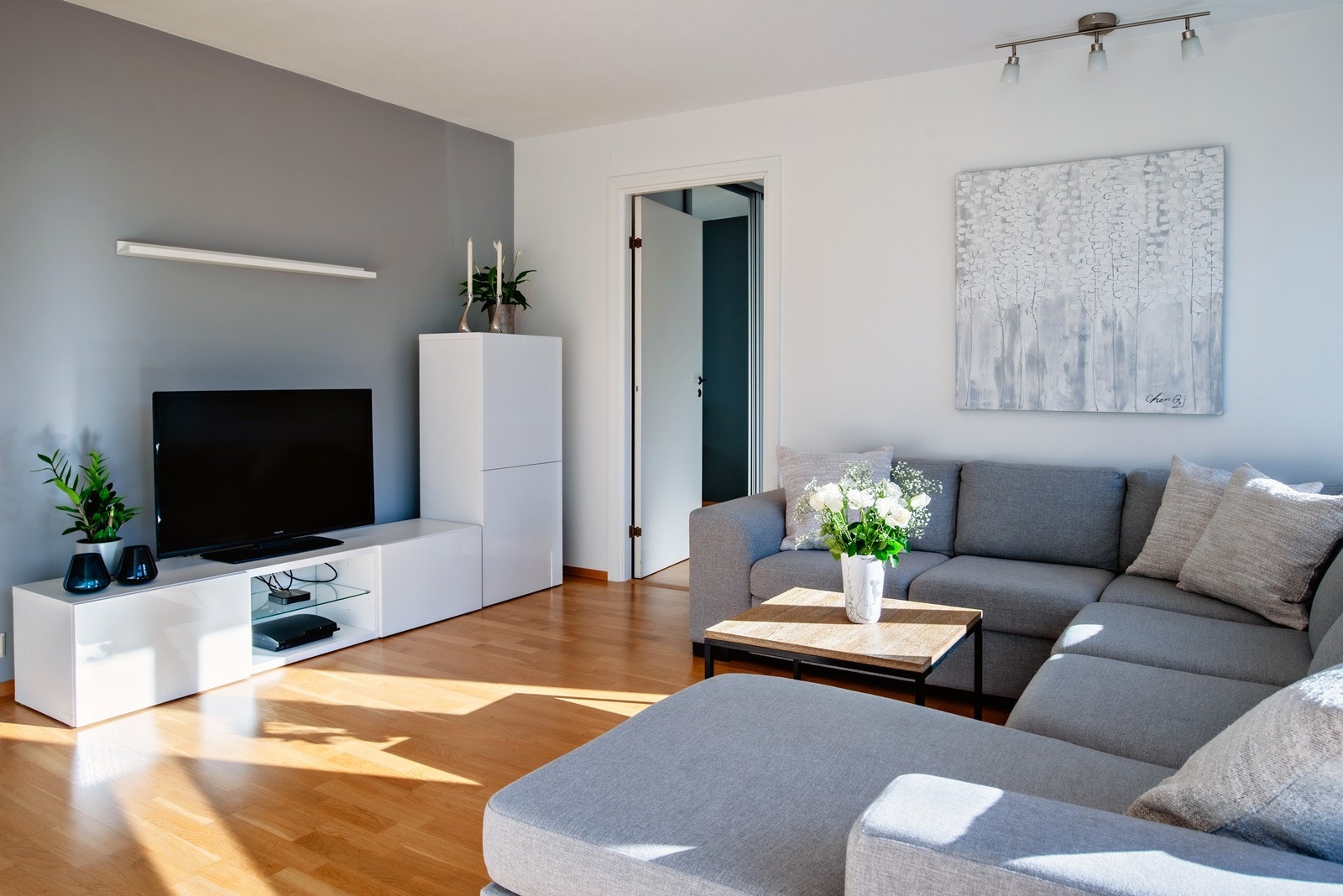 Rommet har parkett på gulv, malte flater på vegger og malt betonghimling. Galleribilde
