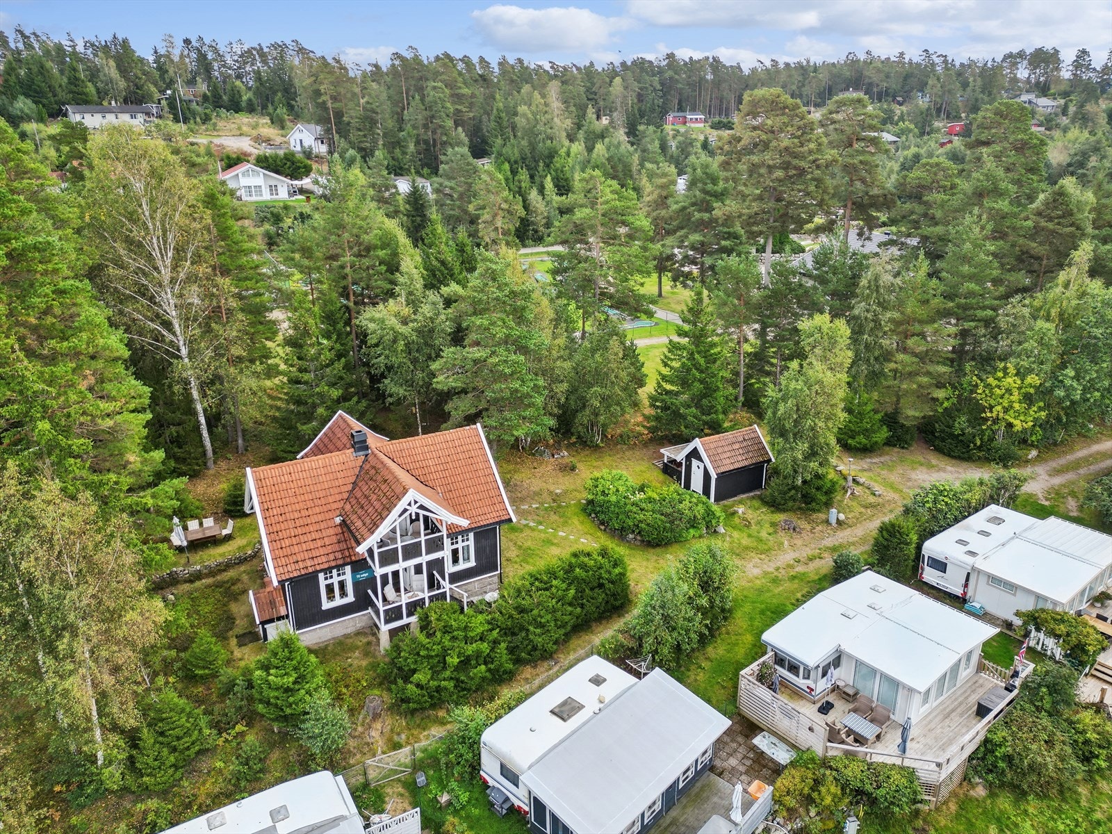 Eiendommen er beliggende på et lite høydedrag i bakkant av campingplassen Galleribilde