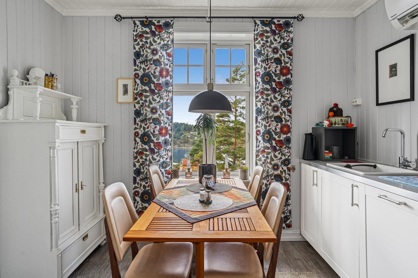 Kjøkken med spiseplass Galleribilde