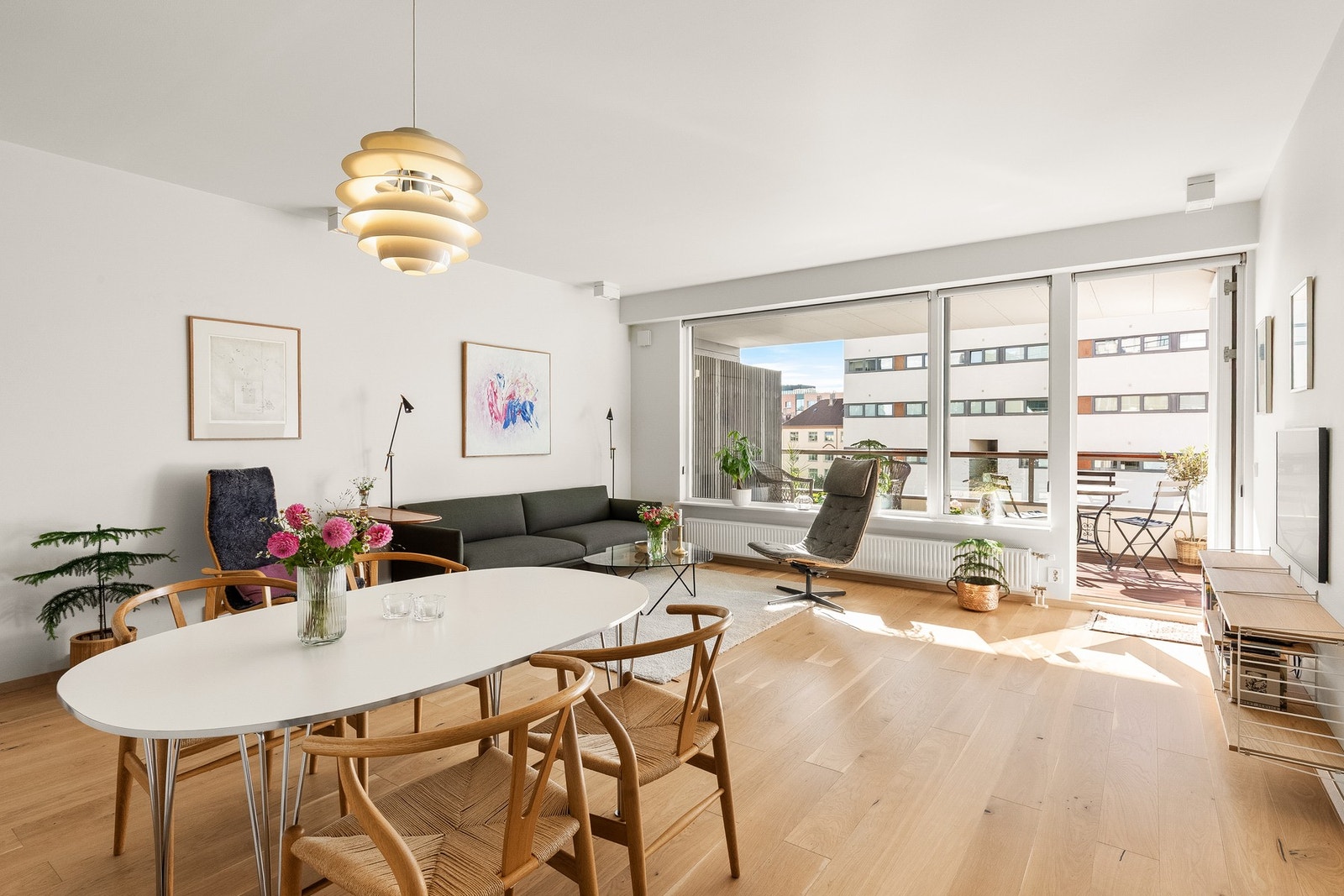 Boligen varmes opp med vannbåren varme via radiatorer med fjernvarme Galleribilde
