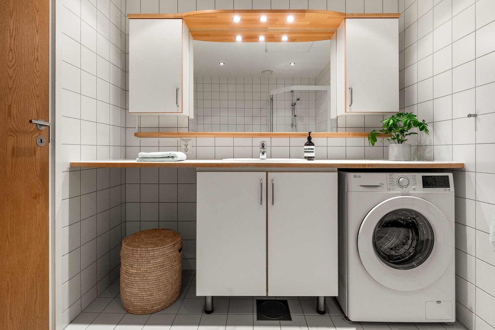 Badet er fra 2004. Det er opplegg for vaskemaskin og plass til tørketrommel. Varmekabler i gulv. Galleribilde