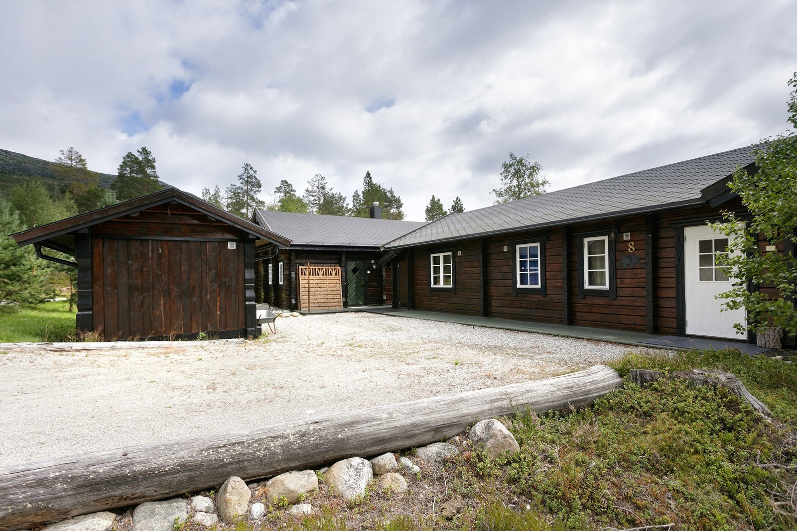 Fasade og adkomst med gruset gårdsplass samt frittstående redskapsbod Galleribilde