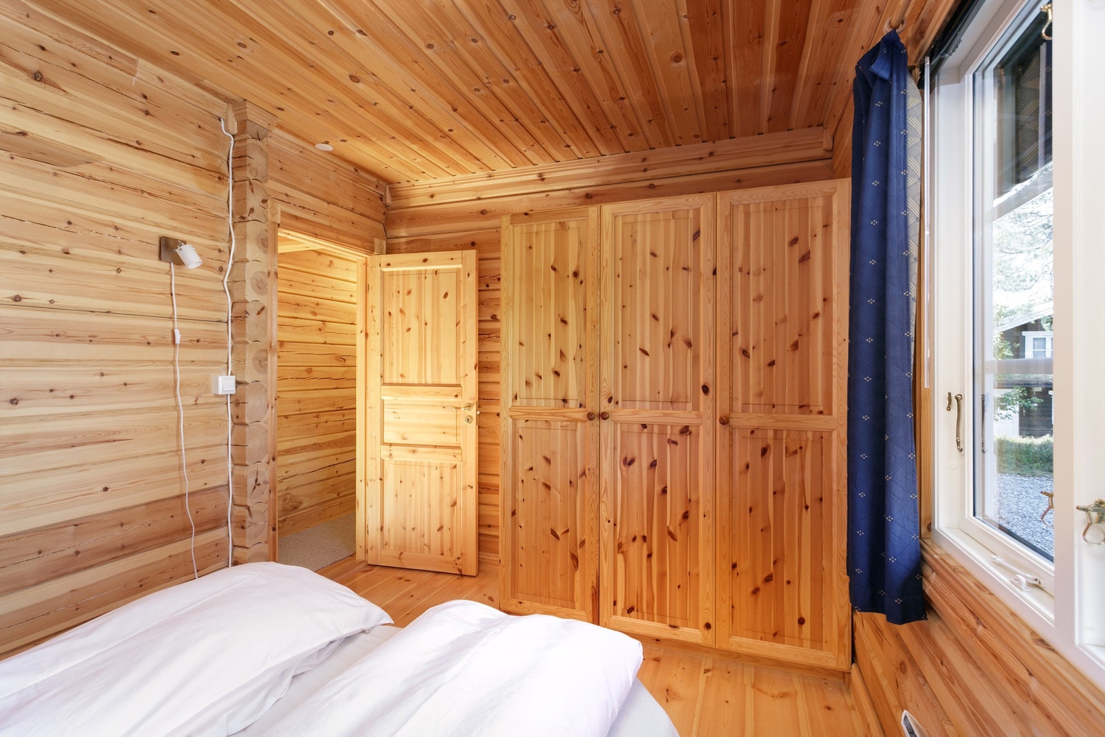 Soverom med garderobeskap Galleribilde