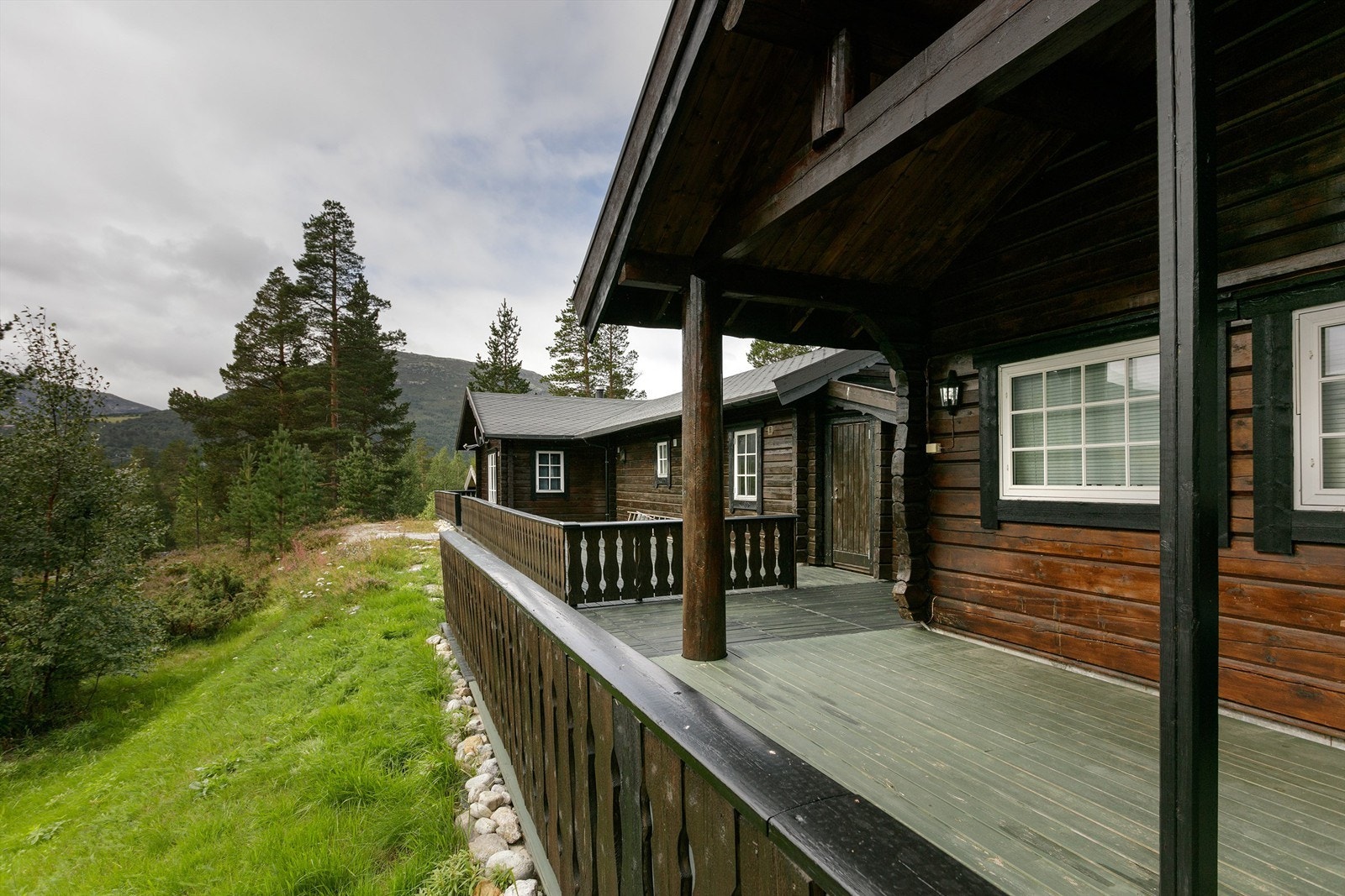 Terrasse foran hytte nr. 2 Galleribilde
