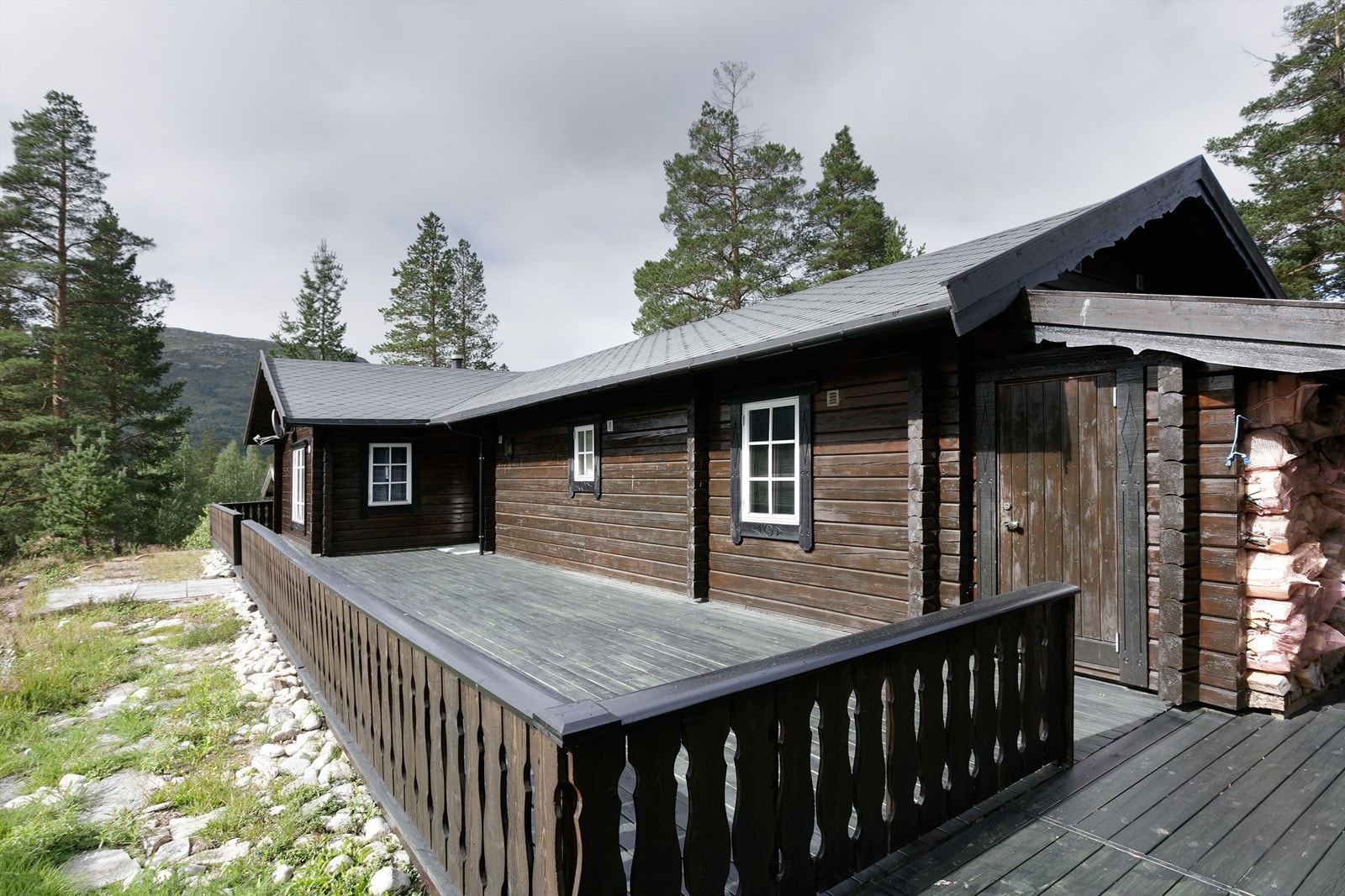 Stor terrasse foran begge hyttene og lett adkomst til terreng Galleribilde