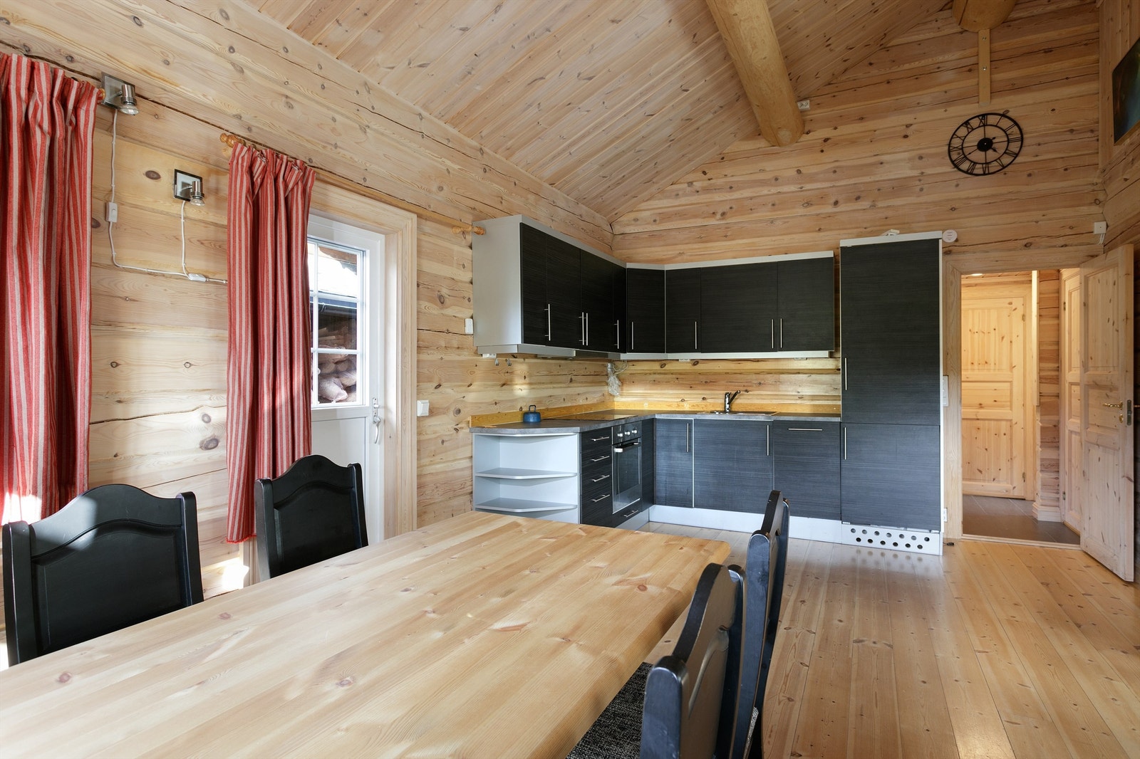 Det er god plass til spisestue plassert i tilknytning til kjøkken Galleribilde