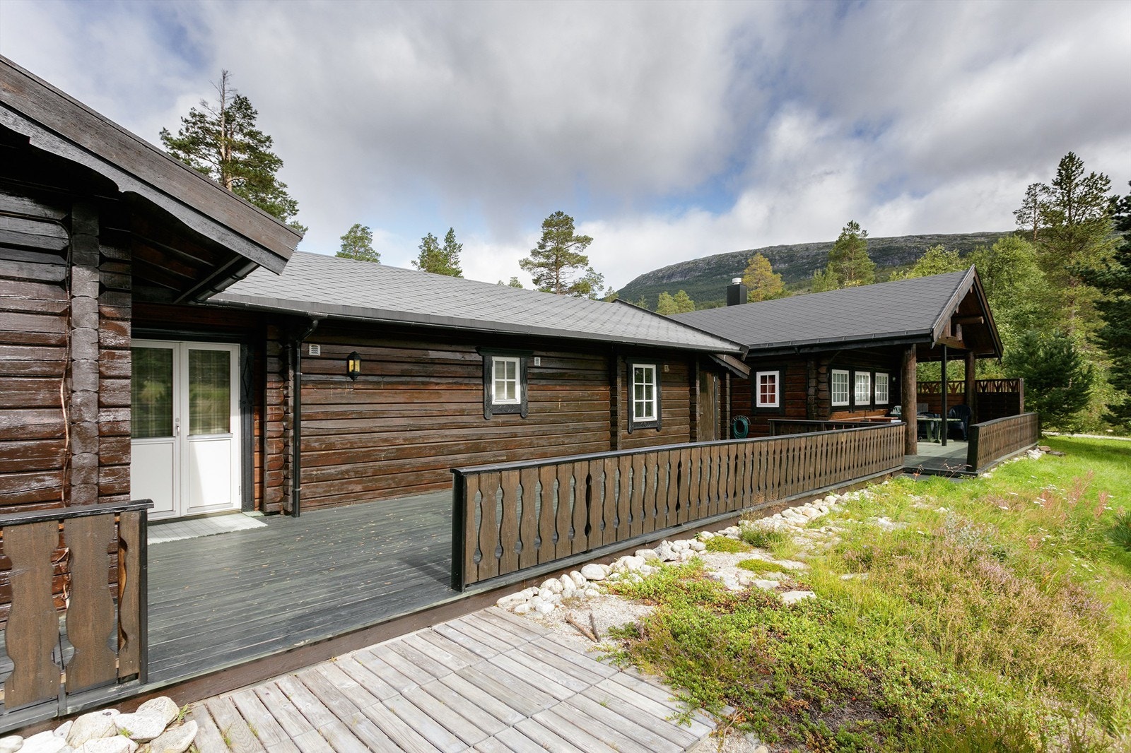 Stor terrasse foran begge hyttene og lett adkomst til terreng Galleribilde