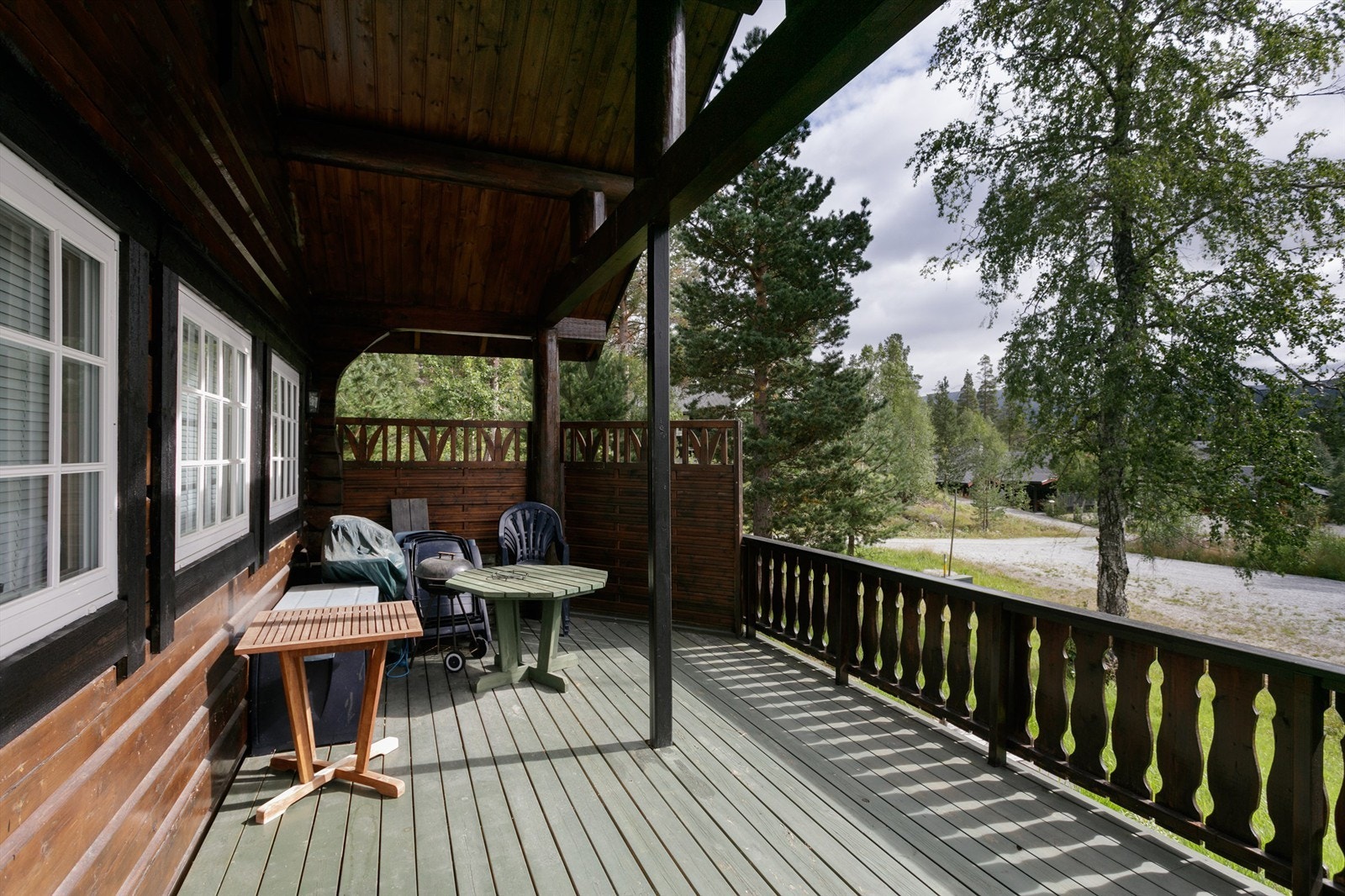 Terrasse foran hytte nr 2 som dels er overbygd Galleribilde