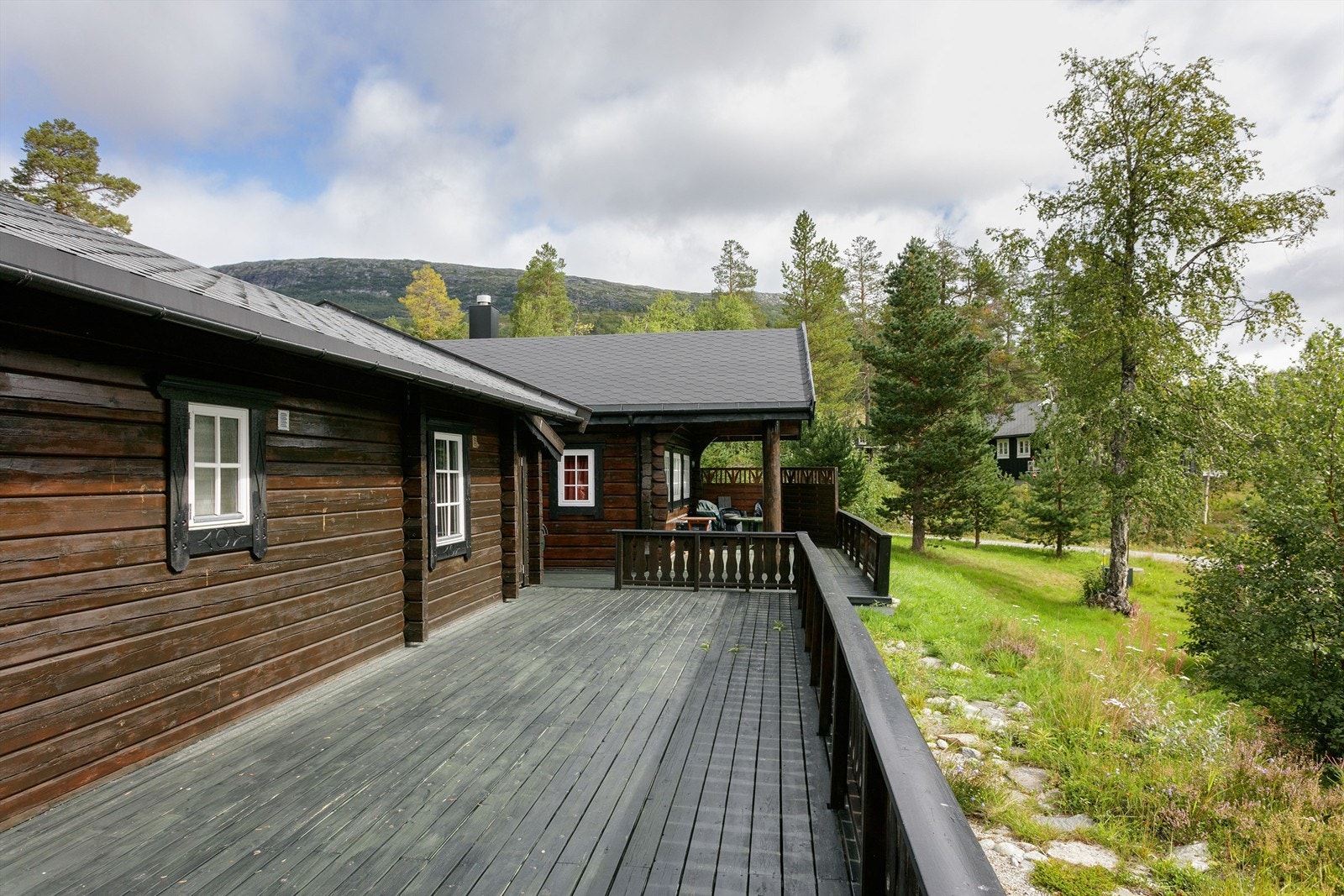 Fra terrasse foran hovedhytte mot hytte nr. 2 Galleribilde