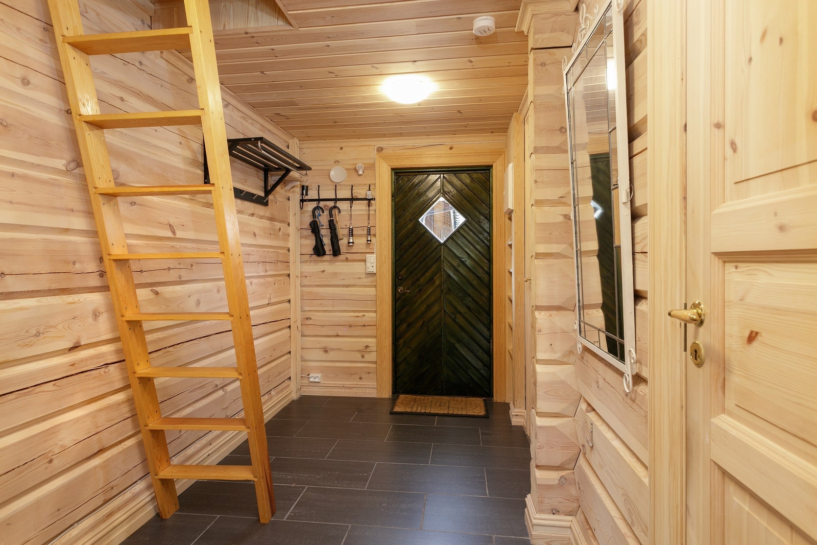 Gang med trapp til hems Galleribilde