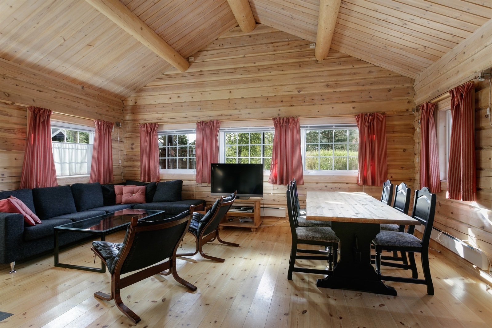 Stue og spisestue i hytte nr. 2 Galleribilde