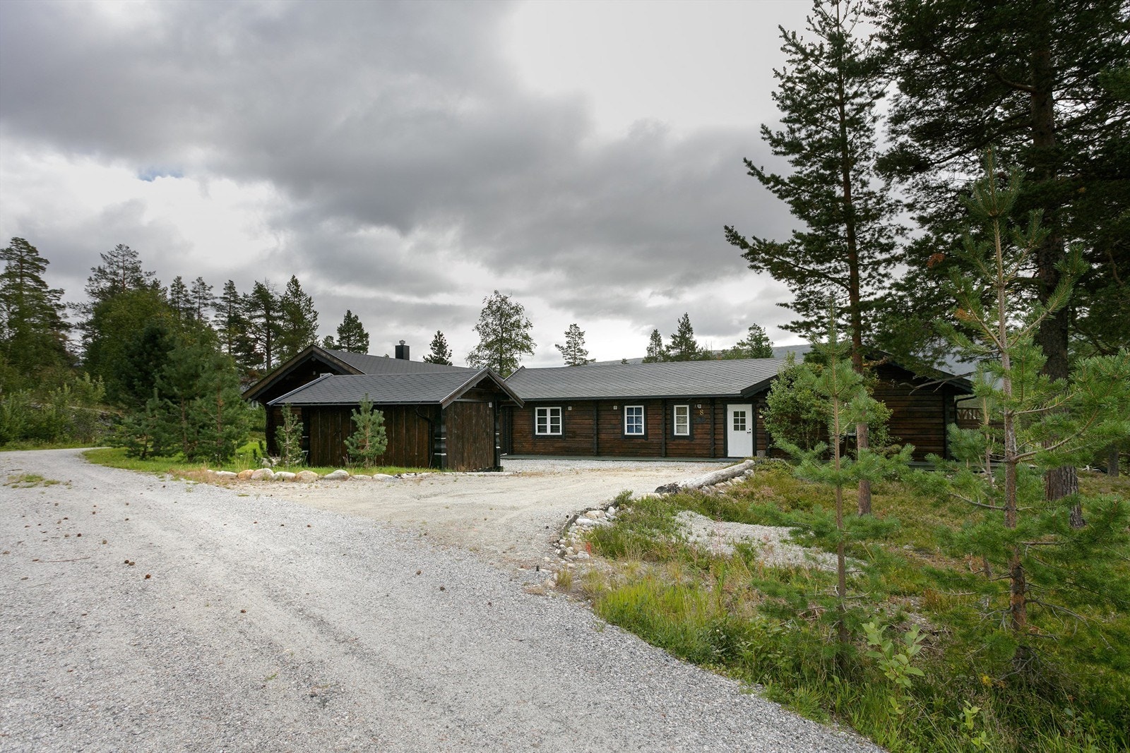 Adkomst og innkjørsel til eiendommen Galleribilde