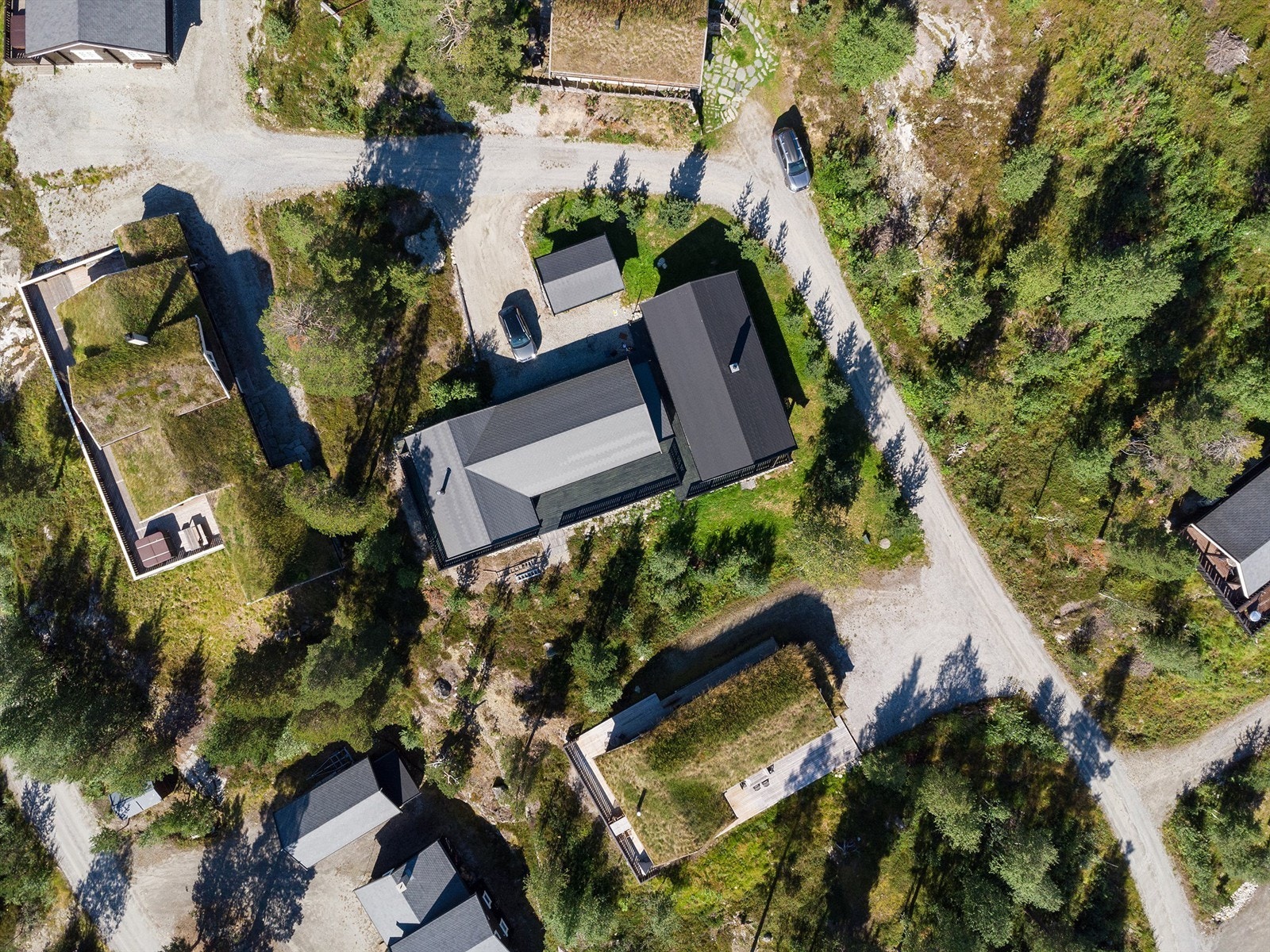 Dronebilde over eiendommen tatt fra fugleperspektiv Galleribilde