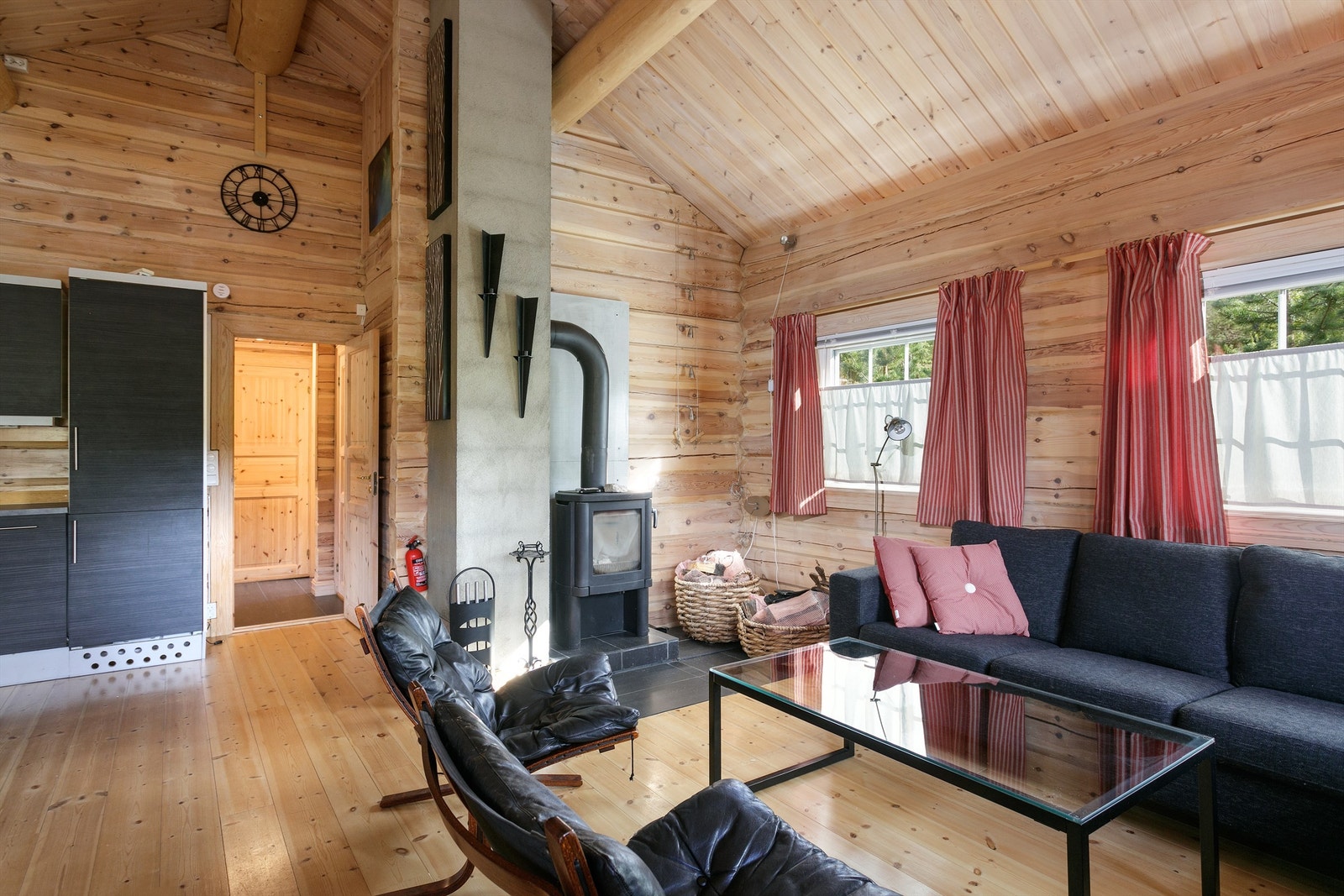 Stue og kjøkken i åpen løsning Galleribilde