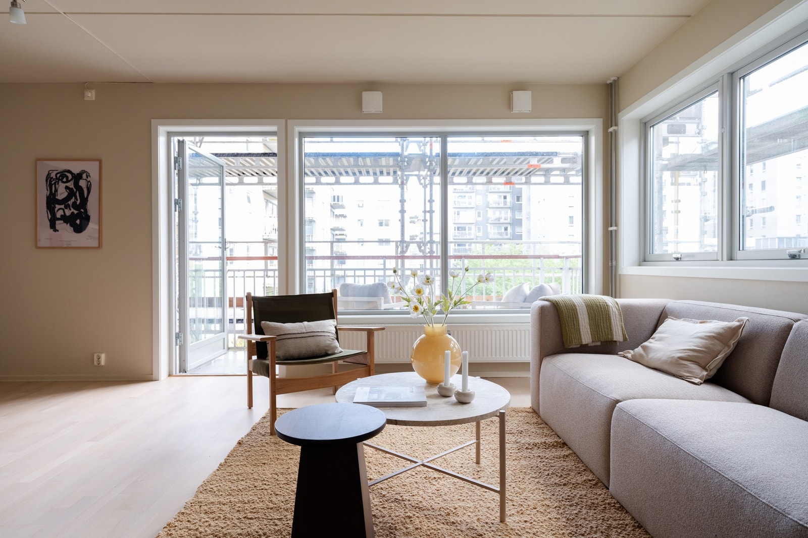 Fra stuen er det utgang til boligens balkong. Galleribilde