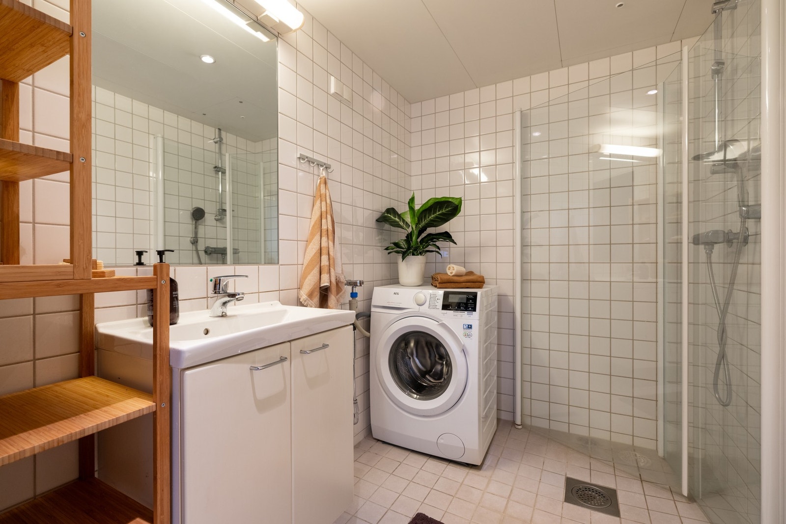 Innredningen består av servant på underskap, speil med belysning og vegghengt toalett. Galleribilde