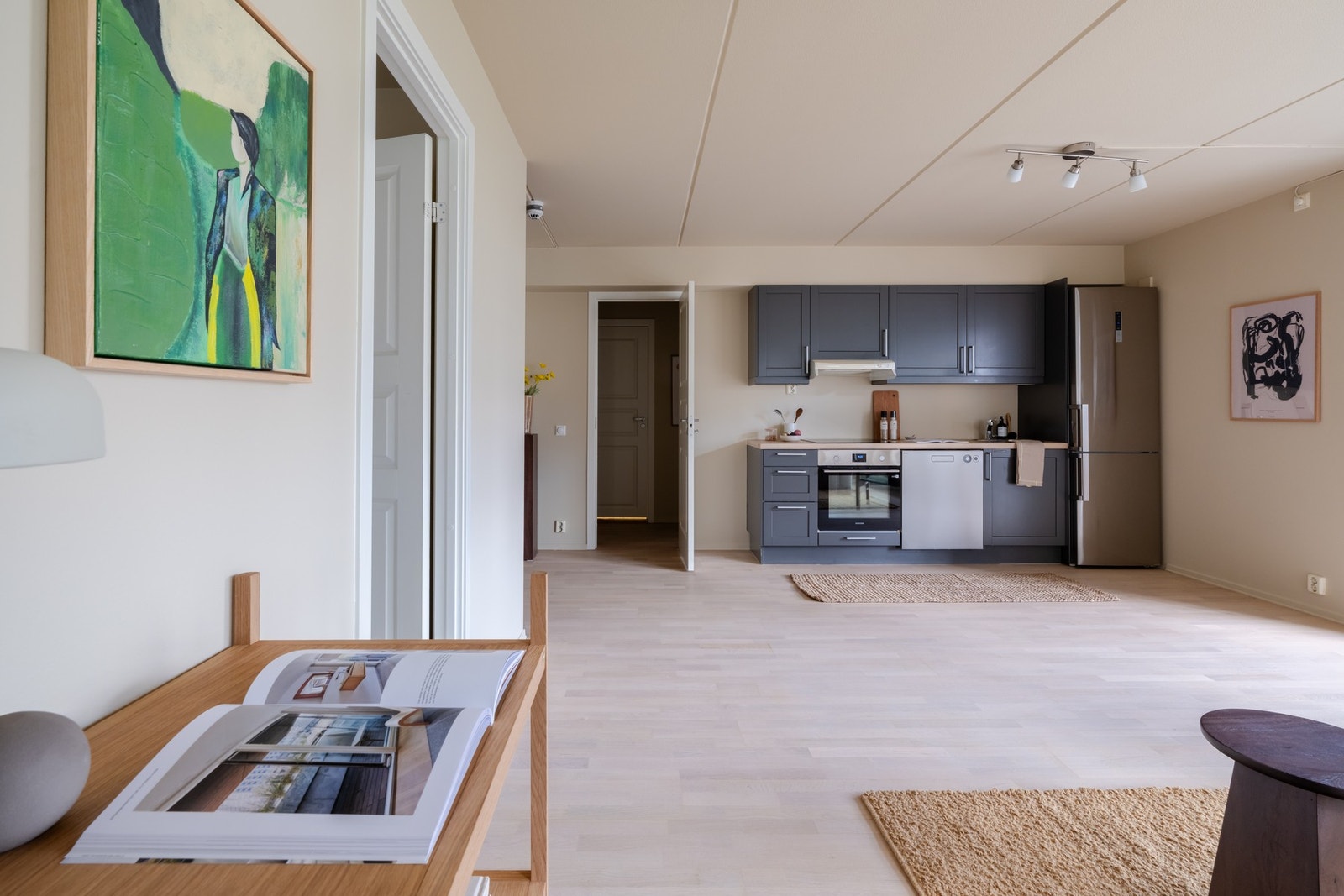 Oppholdsrommet er av god størrelse og gir med det plass til spisebord hvor du kan invitere til hyggelige sammenkomster. Galleribilde