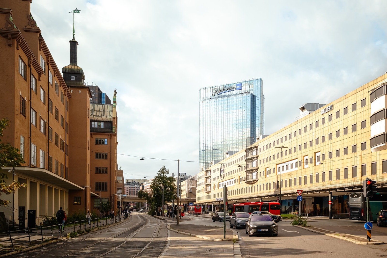 Kort vei til Oslo Bussterminal og sentralstasjonen som er knutepunktet for offentlig kommunikasjon. Galleribilde