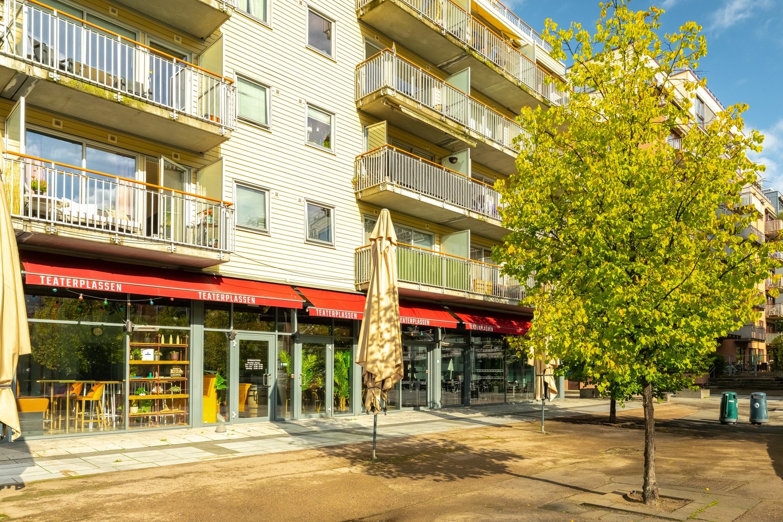 Teaterplassen er et naturlig møtested med kaffebarer, restauranter, puber og en utescene om sommeren. Galleribilde