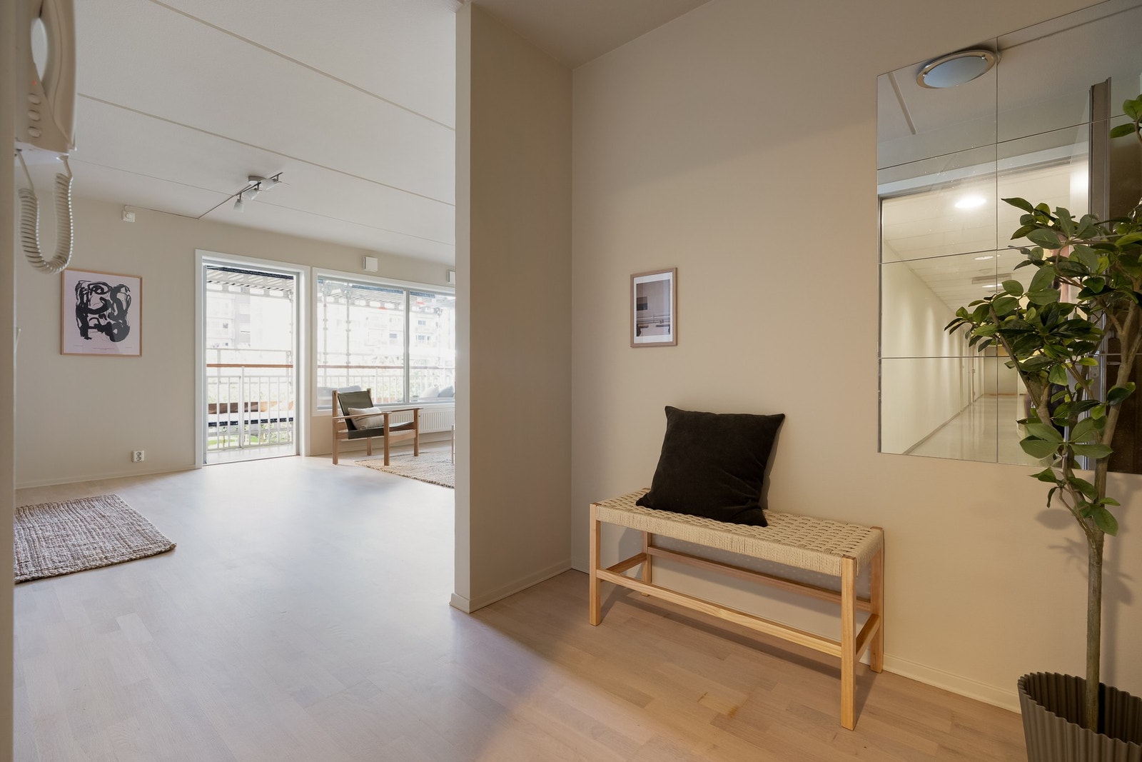 Entréen gir et godt førsteinntrykk av boligen. Galleribilde