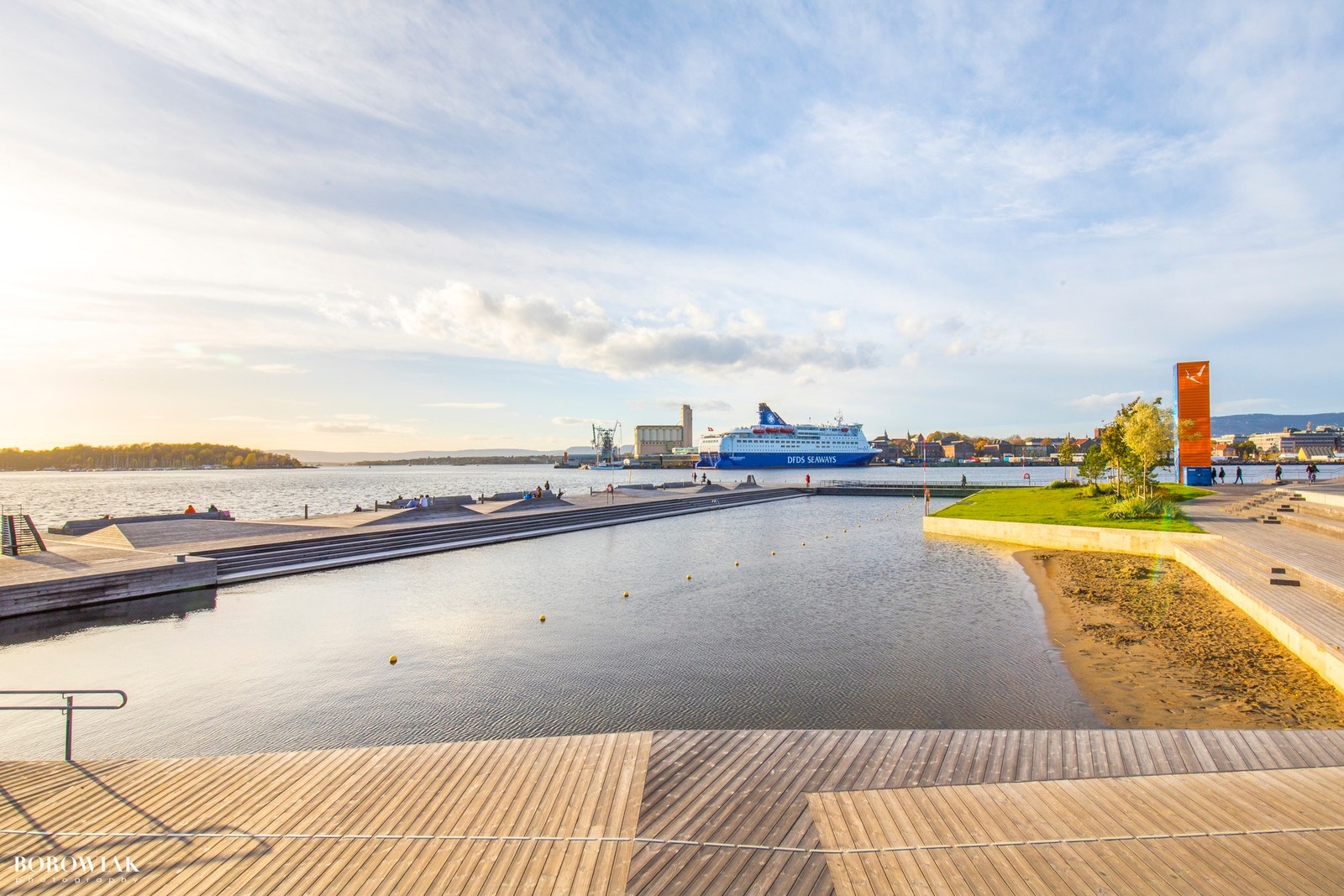 Hele strandområdet på Sørenga er på 5000 kvadratmeter, og rommer et gresskledd parkområde, masse sitteplasser, stupetårn, utedusjer, HC-toalett og en barnevennlig sandstrand. Galleribilde