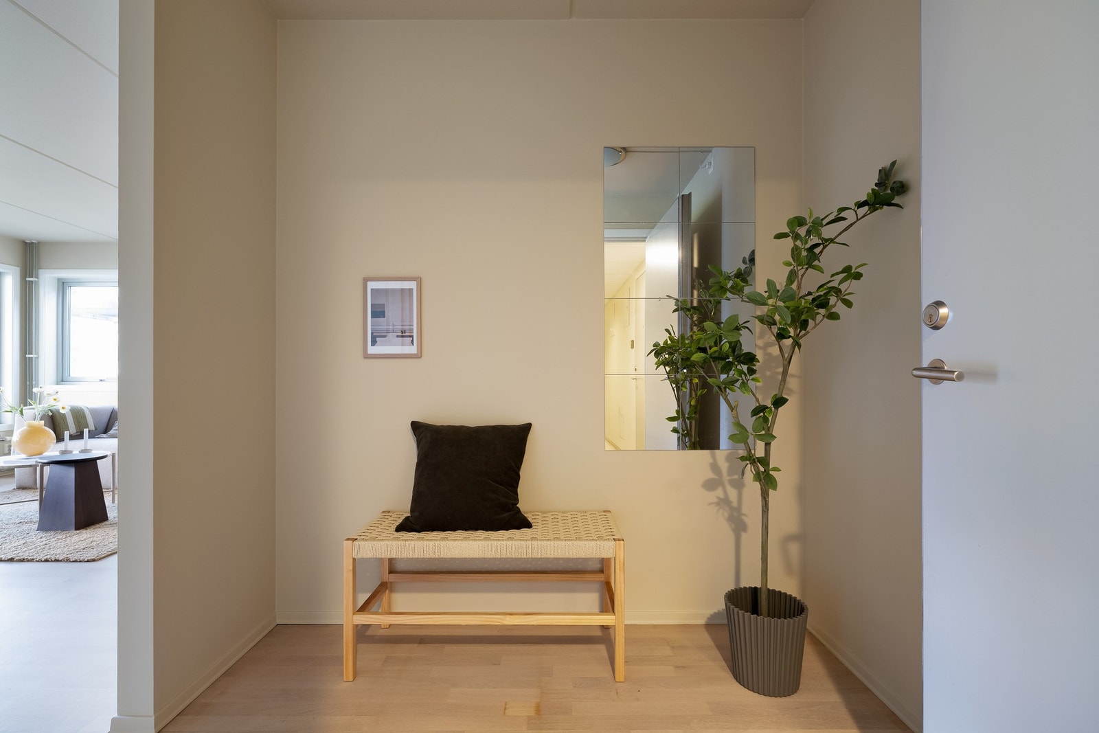 Her er det plass til blant annet knaggrekker, garderobeskap, kommode og speil. Galleribilde