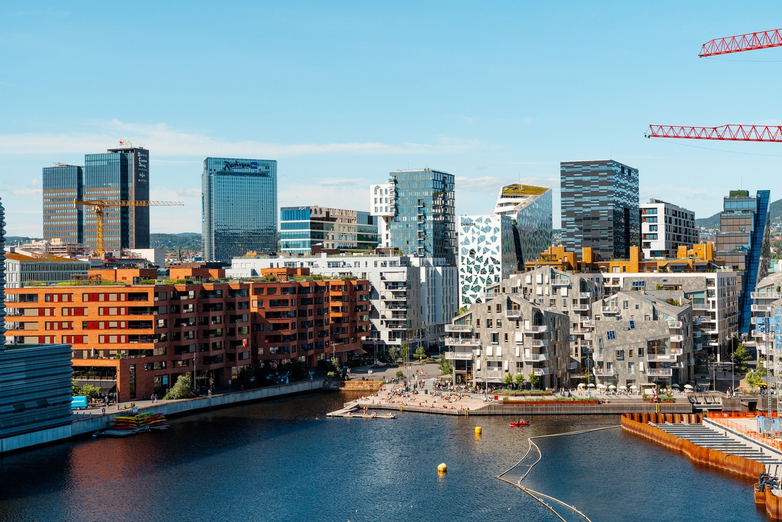Sørenga og Bjørvika er kjent for sitt unike arkitektoniske uttrykk, med moderne bygninger som gir området en særegen og stilfull karakter. Boligene her er preget av høy standard og innovative løsninger. Galleribilde
